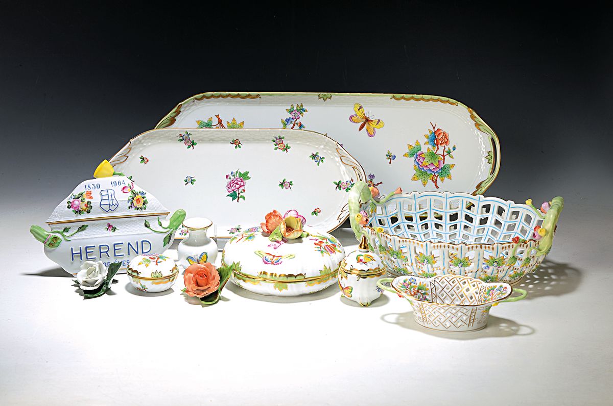 8 Teile Porzellan, Herend Ungarn, Modell Viktoria, Korbschale mit Wandung in Durchbrucharbeit und zwei Asthenkeln, ca. 10x28x20cm; große ...