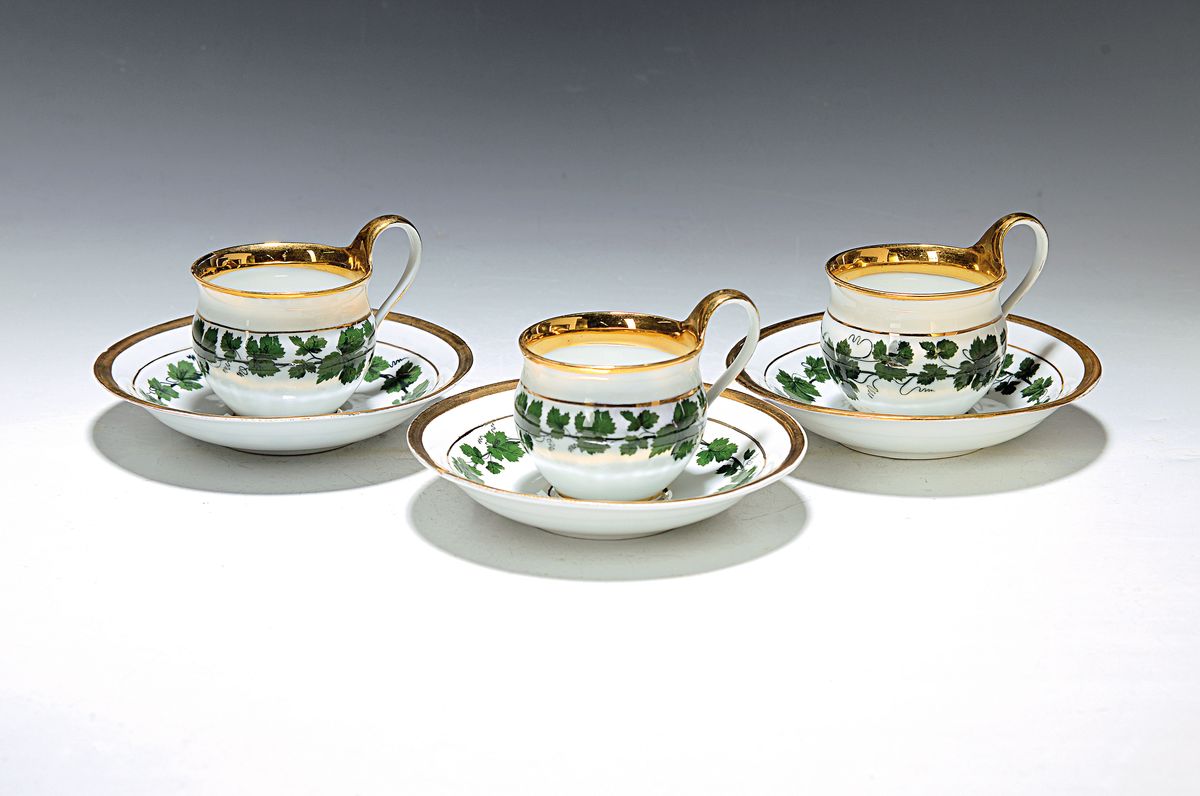 6 kleine Tassen mit Untertassen, Meissen, um 1890-1900, Porzellan, Dekor grüner Weinkranz, breite Glanzgoldränder, leicht berieben, eine Untertasse ...