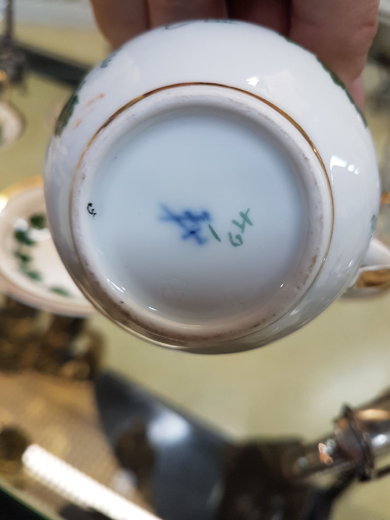 Detail d: 6 kleine Tassen mit Untertassen, Meissen, um 1890-1900, Porzellan, Dekor grüner Weinkranz, breite Glanzgoldränder, leicht berieben, eine Untertasse ...