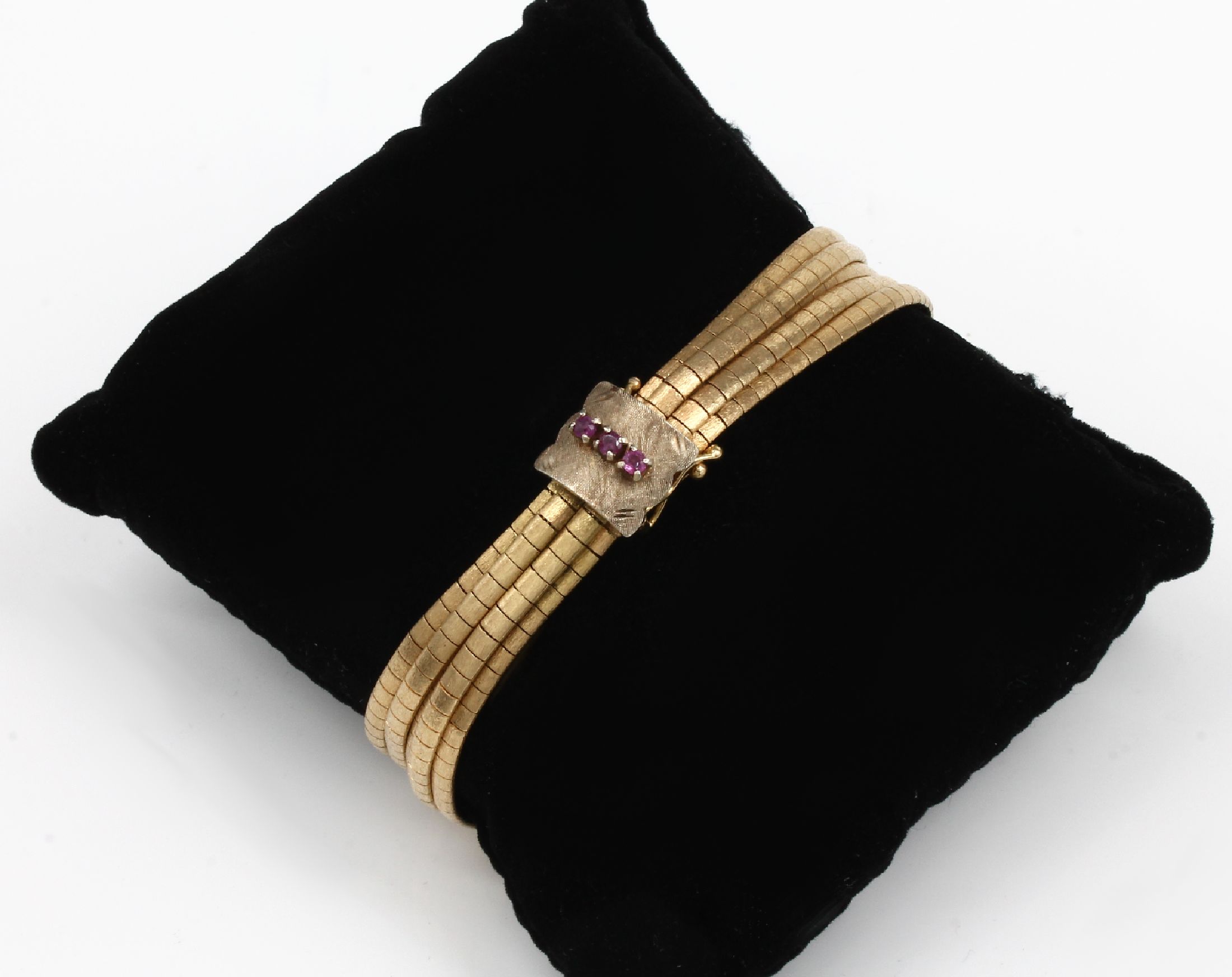 18 kt Gold Armband, GG 750/000, 5-reihig, grav. und strukt., L. ca. 19.5 cm, Kastenschloss mit 3 facett. Rubinen, 2 Sicherheitsachten, ca. 37.6 g