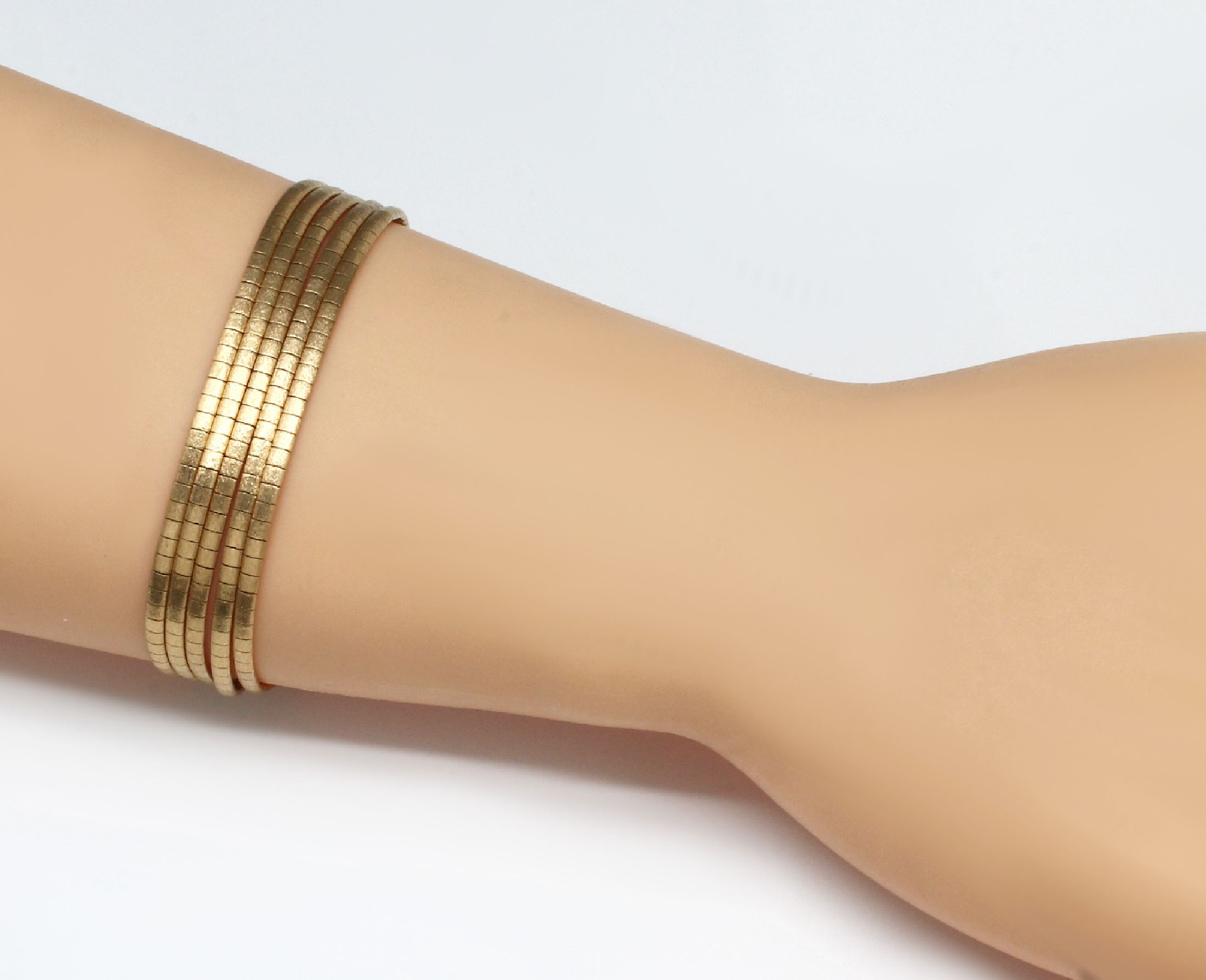 Detail a: 18 kt Gold Armband, GG 750/000, 5-reihig, grav. und strukt., L. ca. 19.5 cm, Kastenschloss mit 3 facett. Rubinen, 2 Sicherheitsachten, ca. 37.6 g