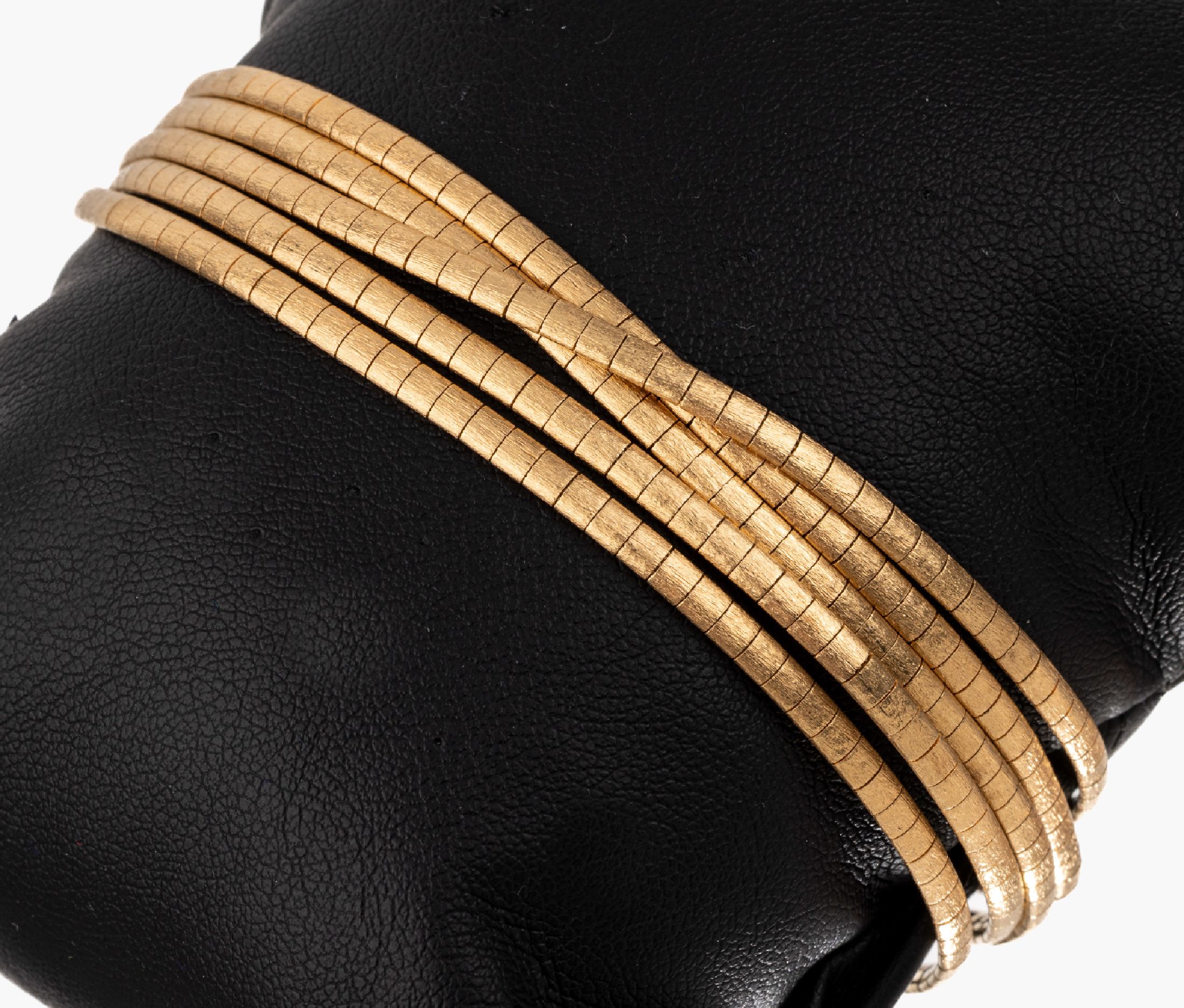 Detail b: 18 kt Gold Armband, GG 750/000, 5-reihig, grav. und strukt., L. ca. 19.5 cm, Kastenschloss mit 3 facett. Rubinen, 2 Sicherheitsachten, ca. 37.6 g