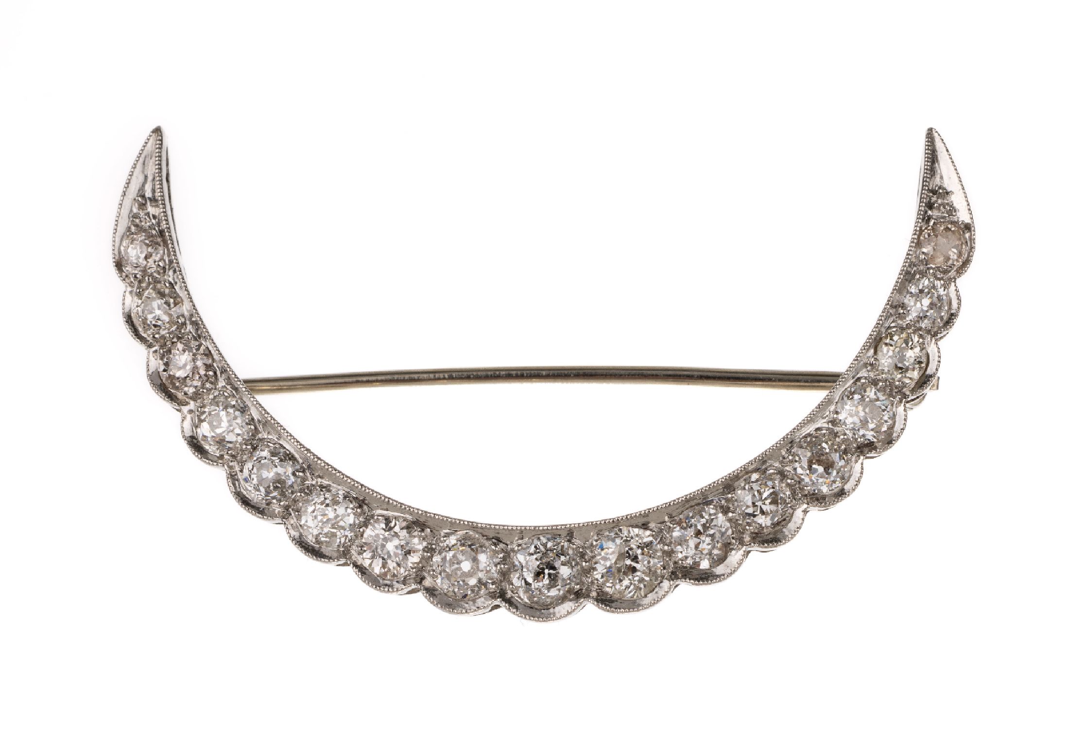14 kt Gold Diamant-Brosche, WG 585/000 gepr., Sichelmond, 17 Altschliffdiamanten zus.ca. 1.47 ct Weiß-get.Weiß/p, ca. 4.2 x 2.5 cm,ca. 5.7 g
