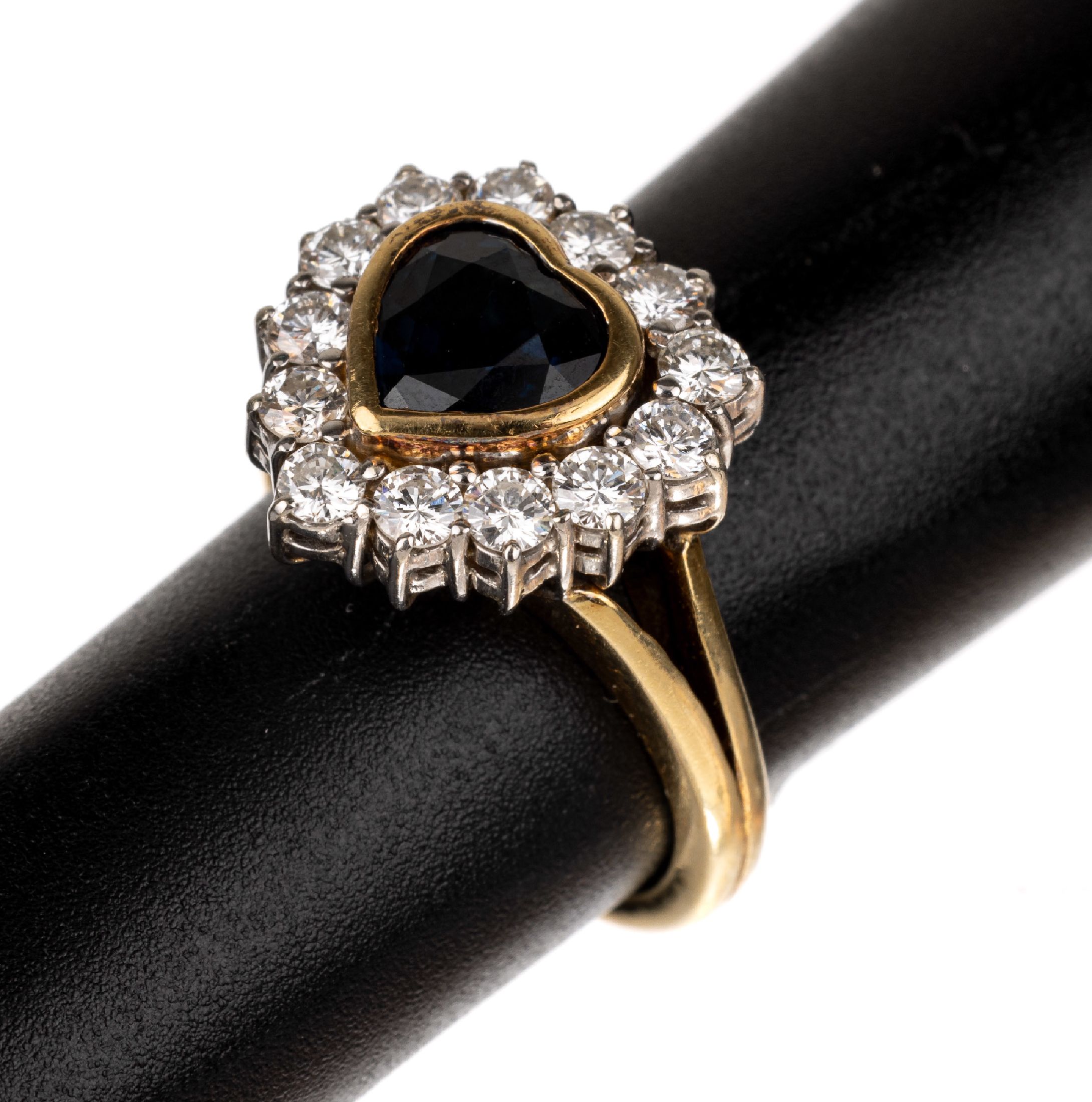 18 kt Gold Saphir-Brillant-Ring, GG/WG 750/000, Ringkopf herzf., mittig facett. Saphir-Herz ca. 1.40 ct, umgeben von 13 Brillanten zus. ca. 0.75 ct ...