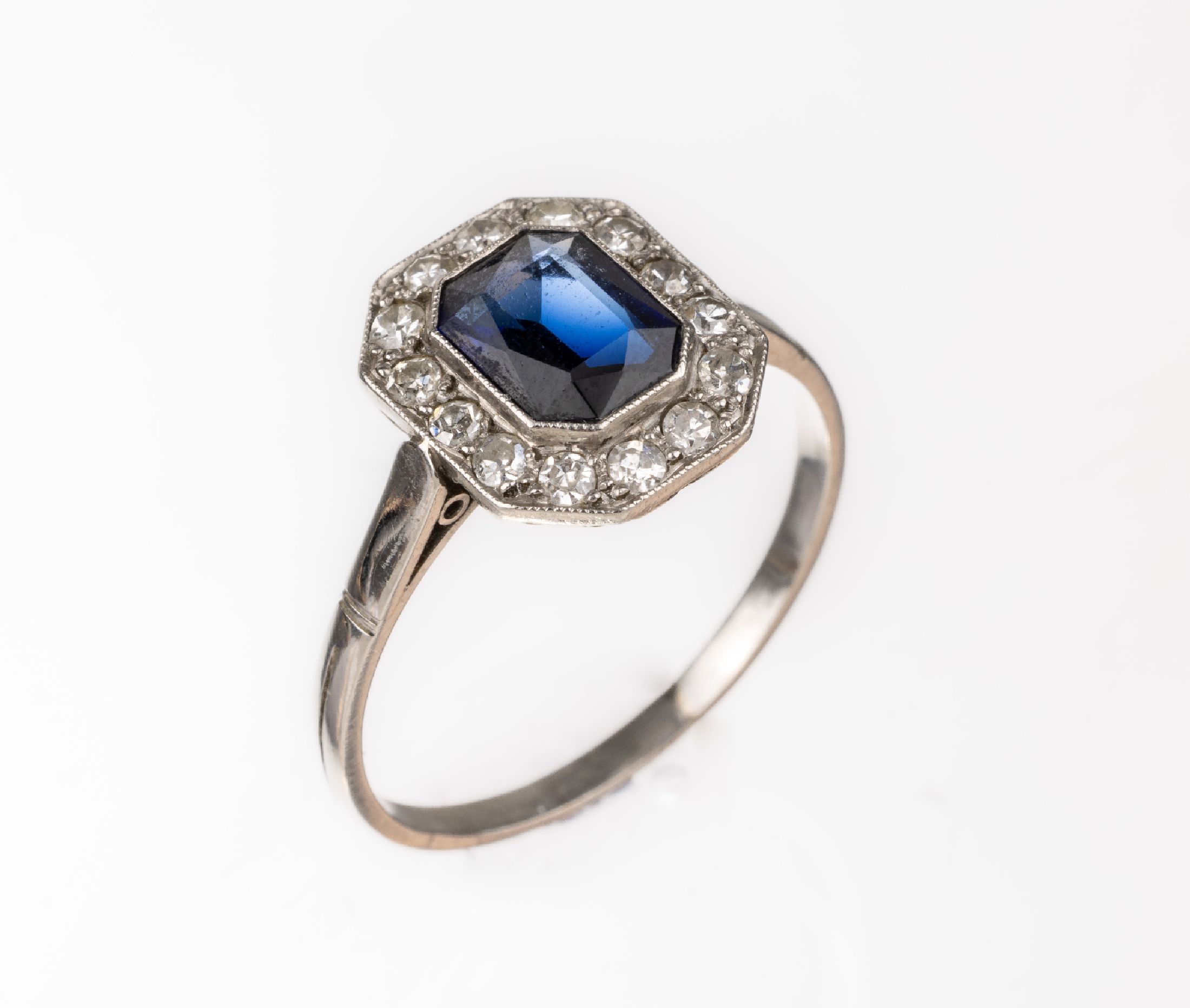 14 kt Gold Farbstein-Diamant-Ring, WG 585/000, 1930er-Jahre, mittig facett. synth. Saphir, umgeben von 14 8/8-Diamanten zus. ca. 0.28 ct Weiß/p, RW ...