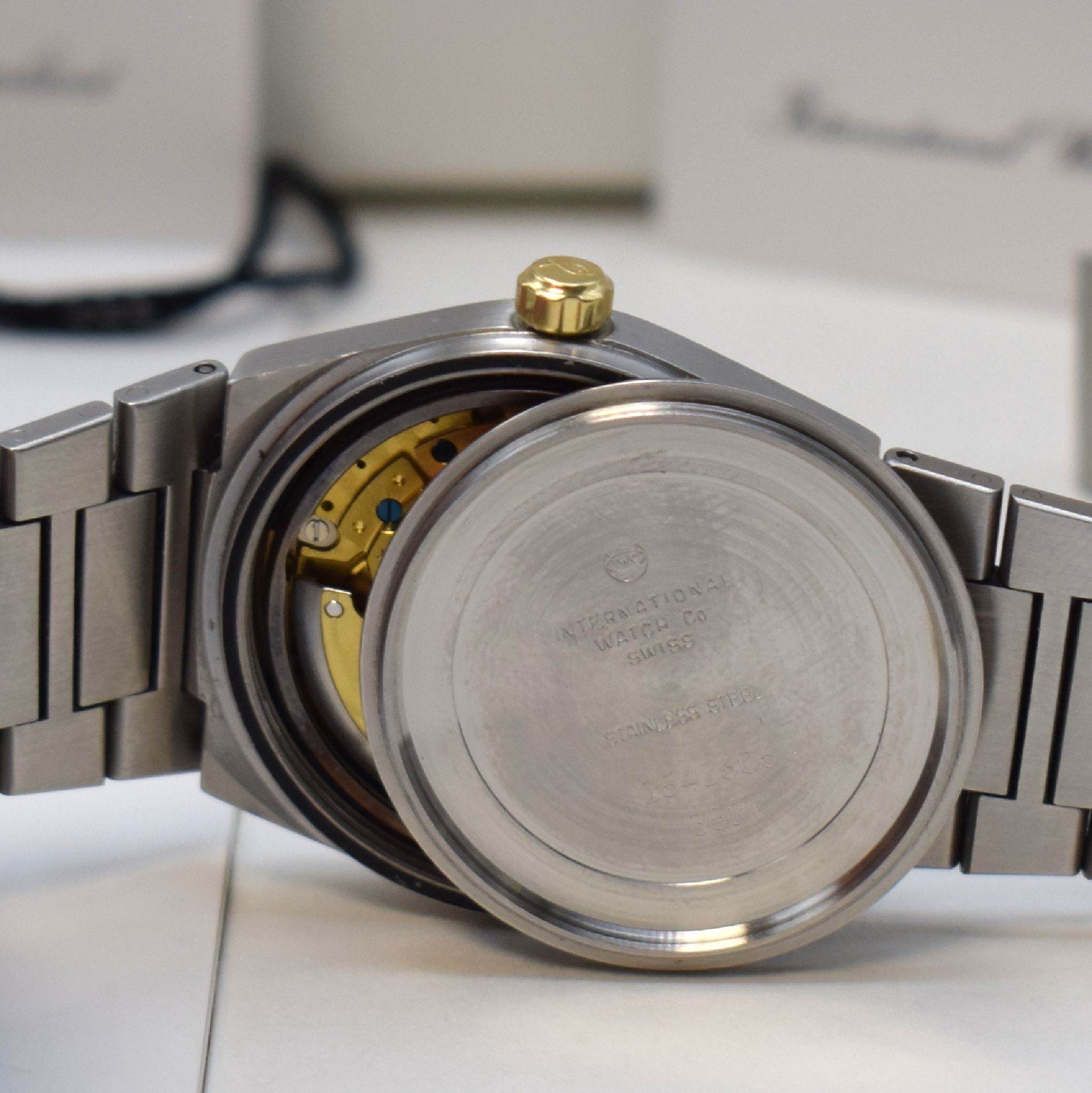 Detail g: IWC Herrenarmbanduhr Ingenieur Referenz 3521, Automatik, Schweiz um 1992, Chronometer in Edelstahl inkl. Gliederband m. Faltschl., Boden, Krone und ...