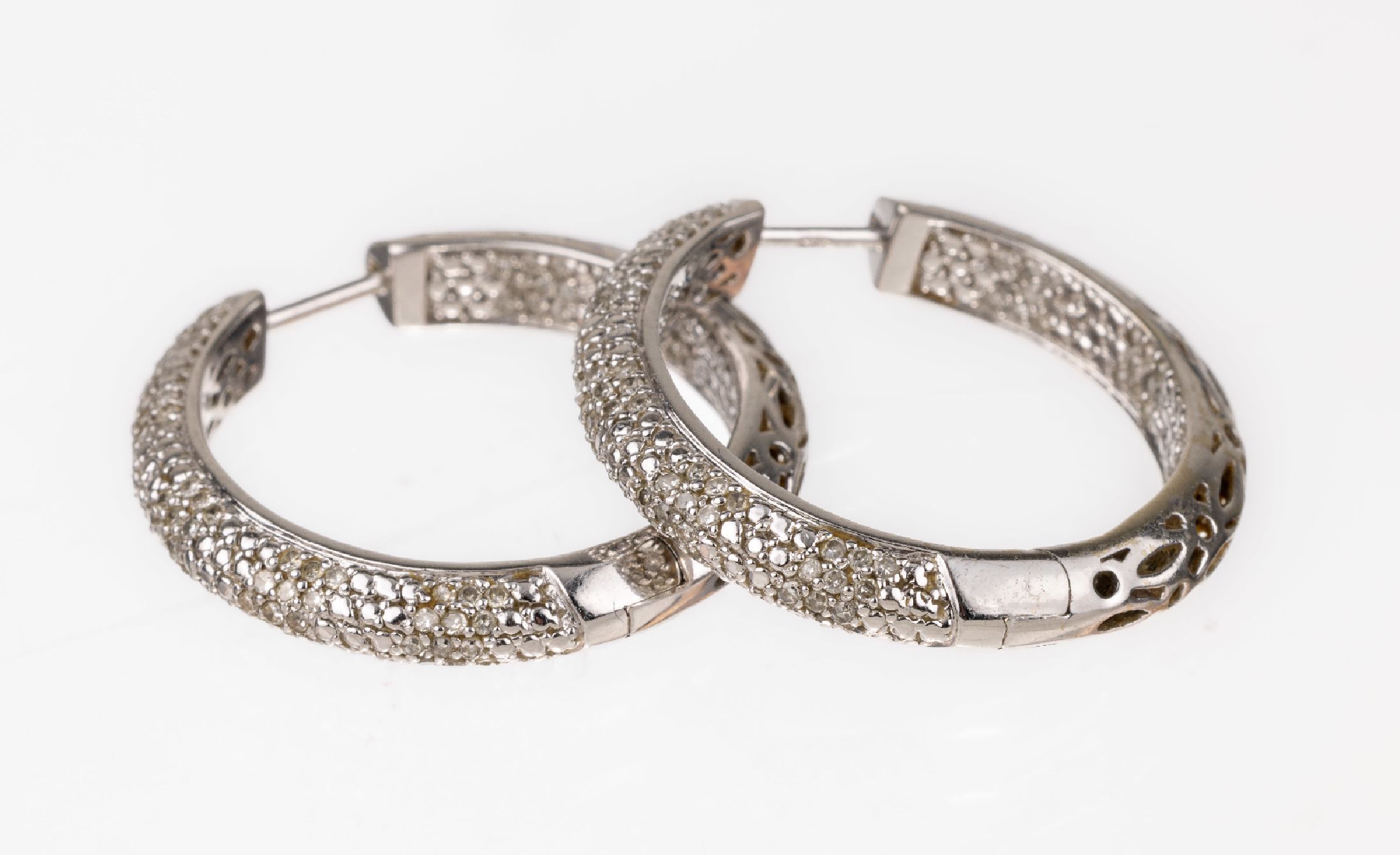 Paar 14 kt Gold Diamant-Ohrcreolen, WG 585/000, 8/8-Diamanten zus. ca. 1.16 ct Weiß/p, 1 Stein fehlt D. ca. 2.5 cm, ca. 10.8 g, Meistermarke unged.
