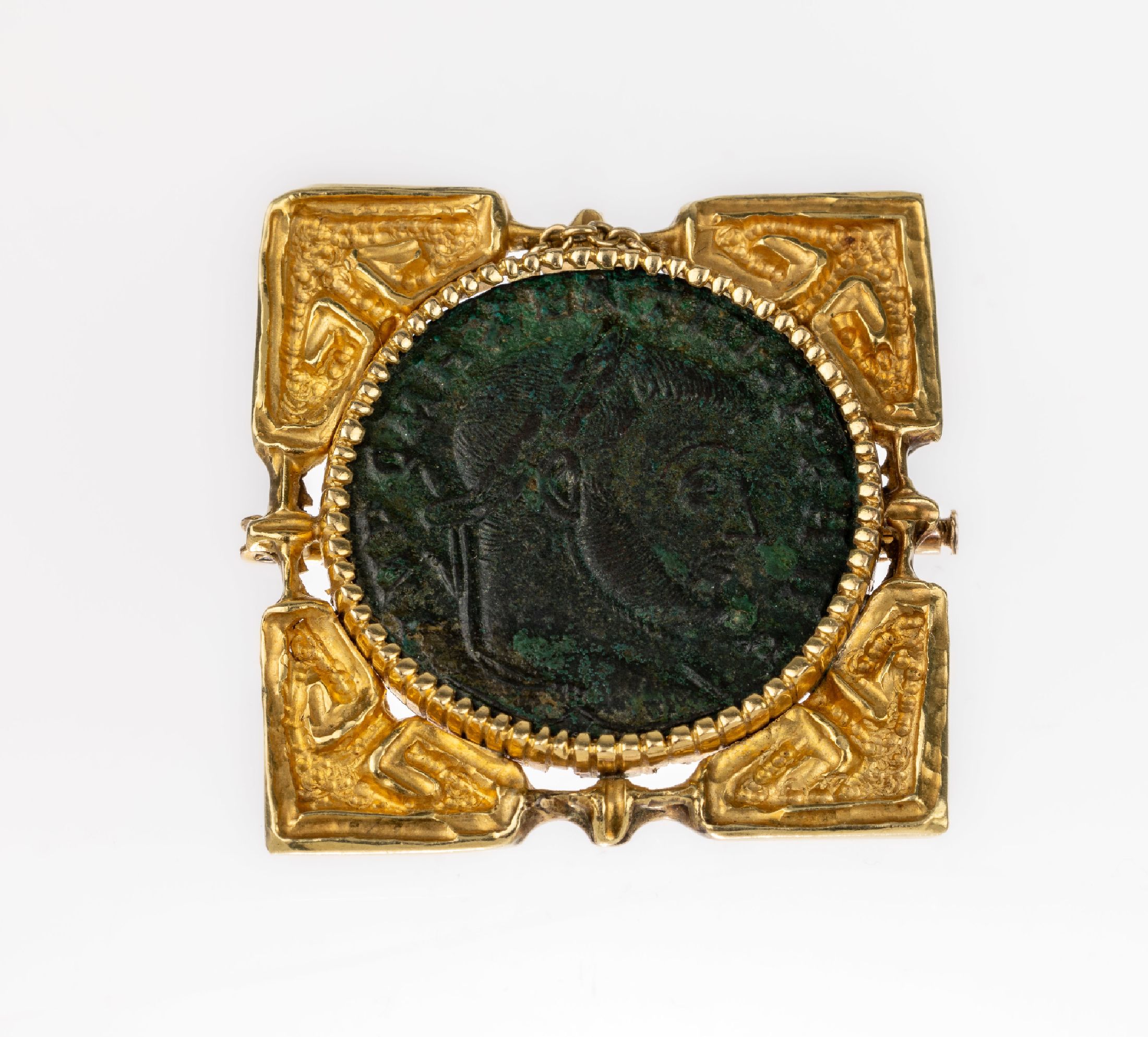 21.6 kt Gold Münz-Brosche, GG 900/000 gepr., Einlage mit antiker Münze, Fassung reich verziert, ca. 14.9 g, ca. 3.2 x 3.2 cm