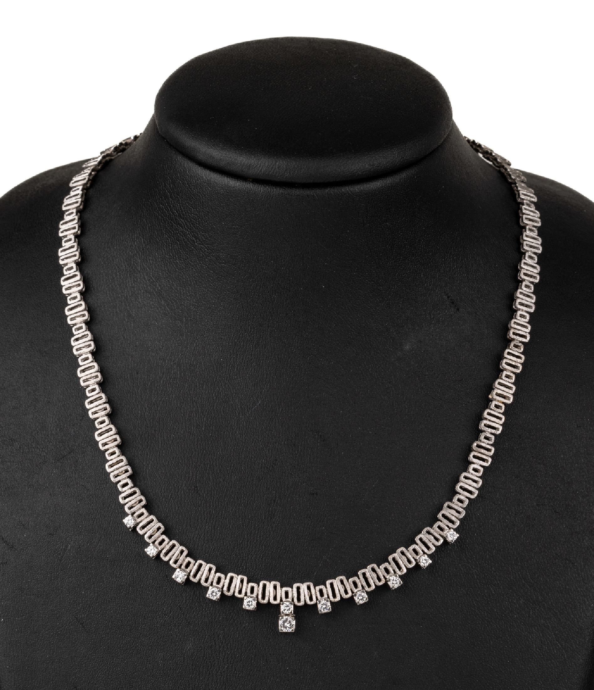 18 kt Gold Brillant-Collier, WG 750/000, 12 Brillanten zus. ca. 0.70 ct Weiß/si, L. ca.42 cm, Kastenschloss mit Sicherheitsacht, ca. 35.2 g