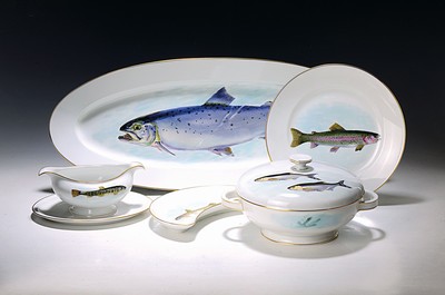 Image 26719005 - Fish service, Rosenthal, 20th century, porcelain, hand-painted, naturalistic fish decoration, painter Königer, some with names of the fish, gold rim, 12 flat plates, 12 bone plates, gravy boat and lidded bowl (with cracks/damage inside), large pike plate