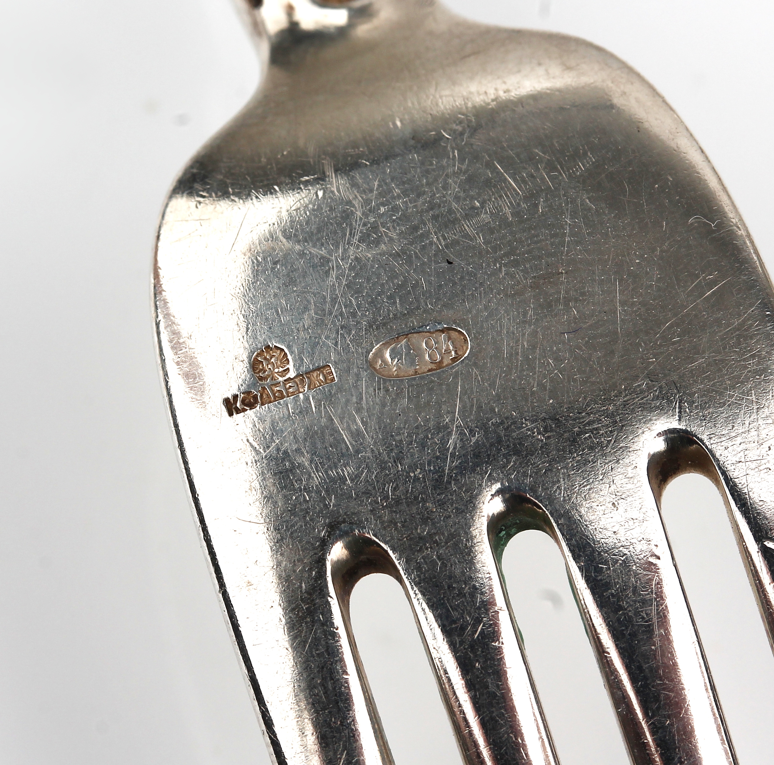 Detail b: 6 FABERGE Gabeln und 2 FABERGE Löffel, Russland um 1900, 84er Silber, gekreuztes Dekor, Rillenverz., z.T. gloral, Gabeln mit Besitzermonogr. AK ...