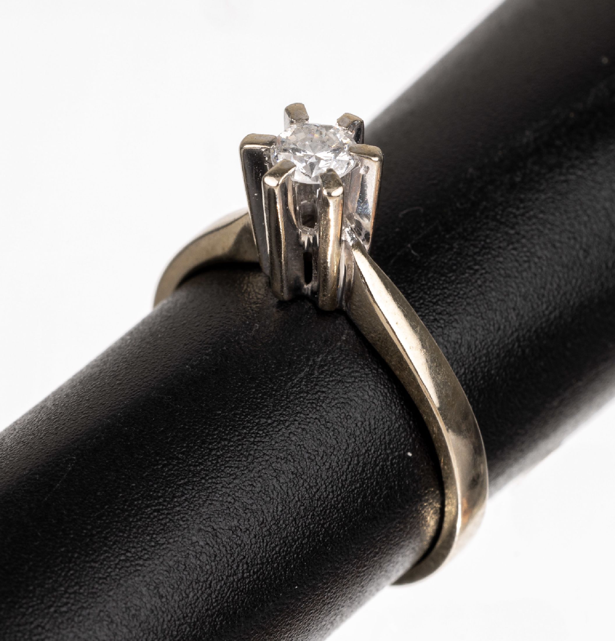 18 kt Gold Brillant-Ring, WG 750/000, Brillant-Solitär ca. 0.20 ct Weiß/p, RW 53, ca. 3.1 g