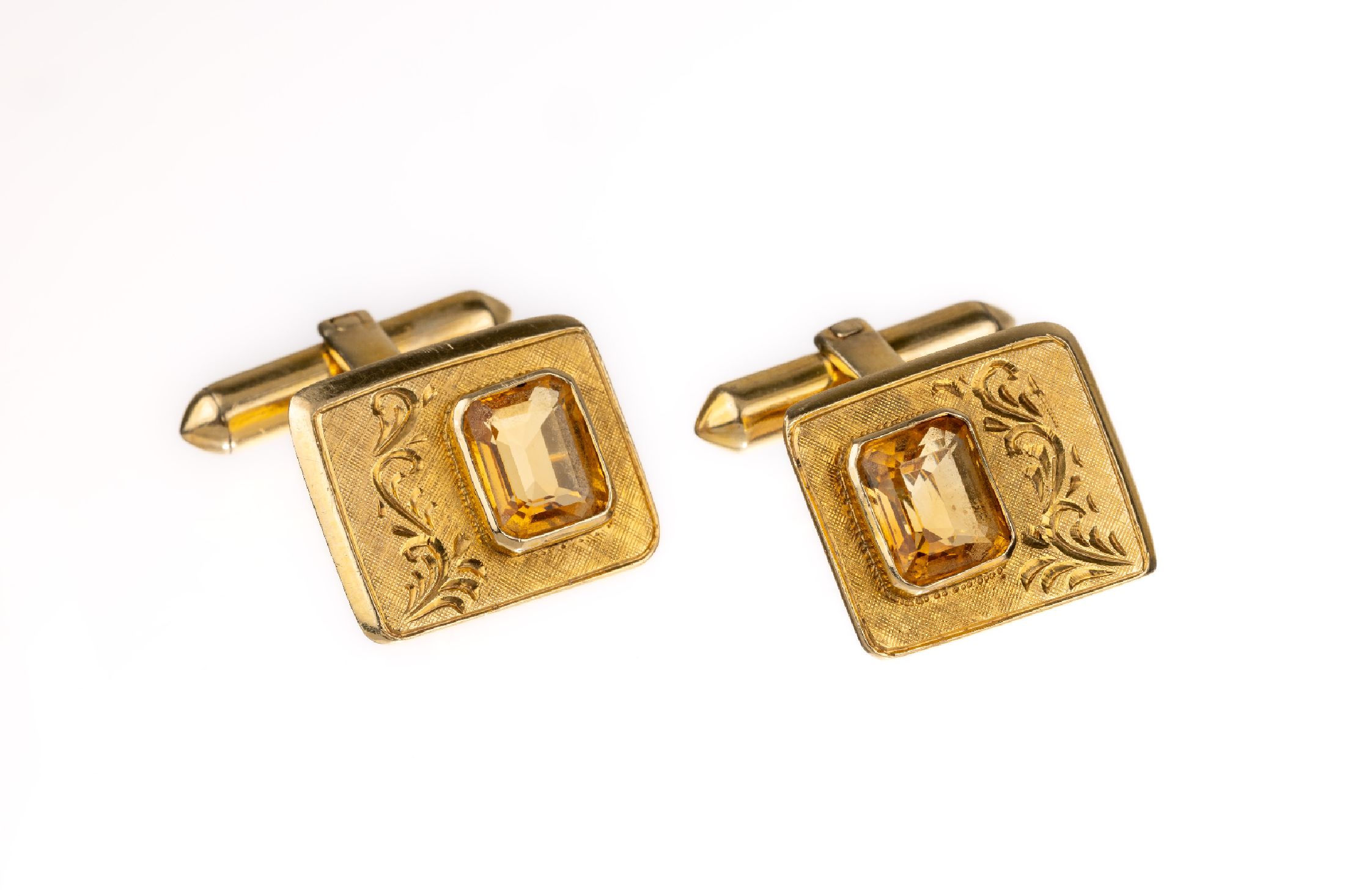 Paar 18 kt Gold Citrin-Manschettenknöpfe, GG 750/000, Oberfläche strukturiert und grav.,2 facett. Citrine im Emerald-Cut zus. ca. 3.0 ct, ca. 10 g