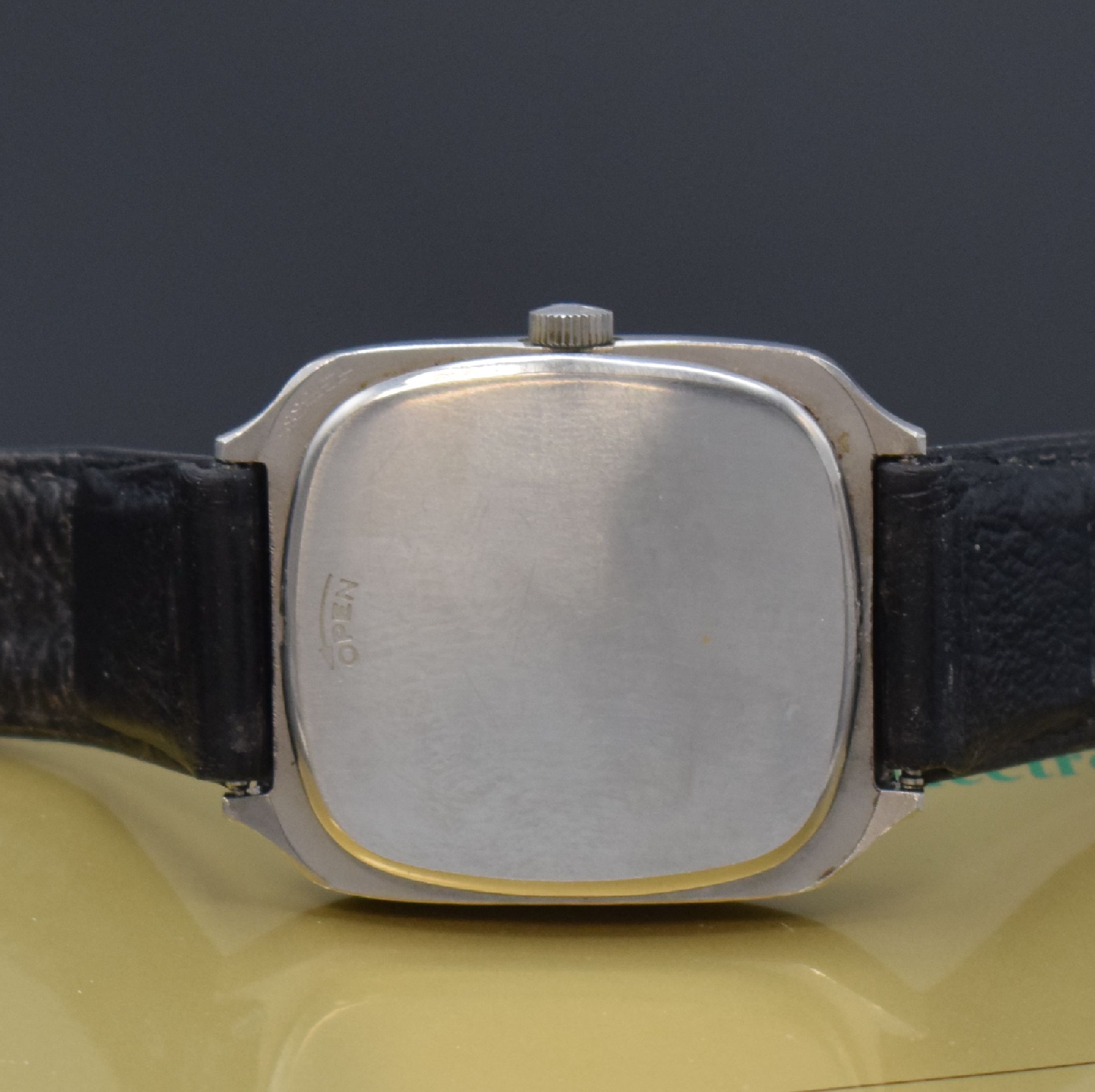 Detail c: IWC Herrenarmbanduhr Referenz Br.582.379, rechteckig-gerundetes, 2-tlg. Edelstahlgeh. mit Bajonette-Verschluß, hellgraues Zifferbl. mit silb. ...