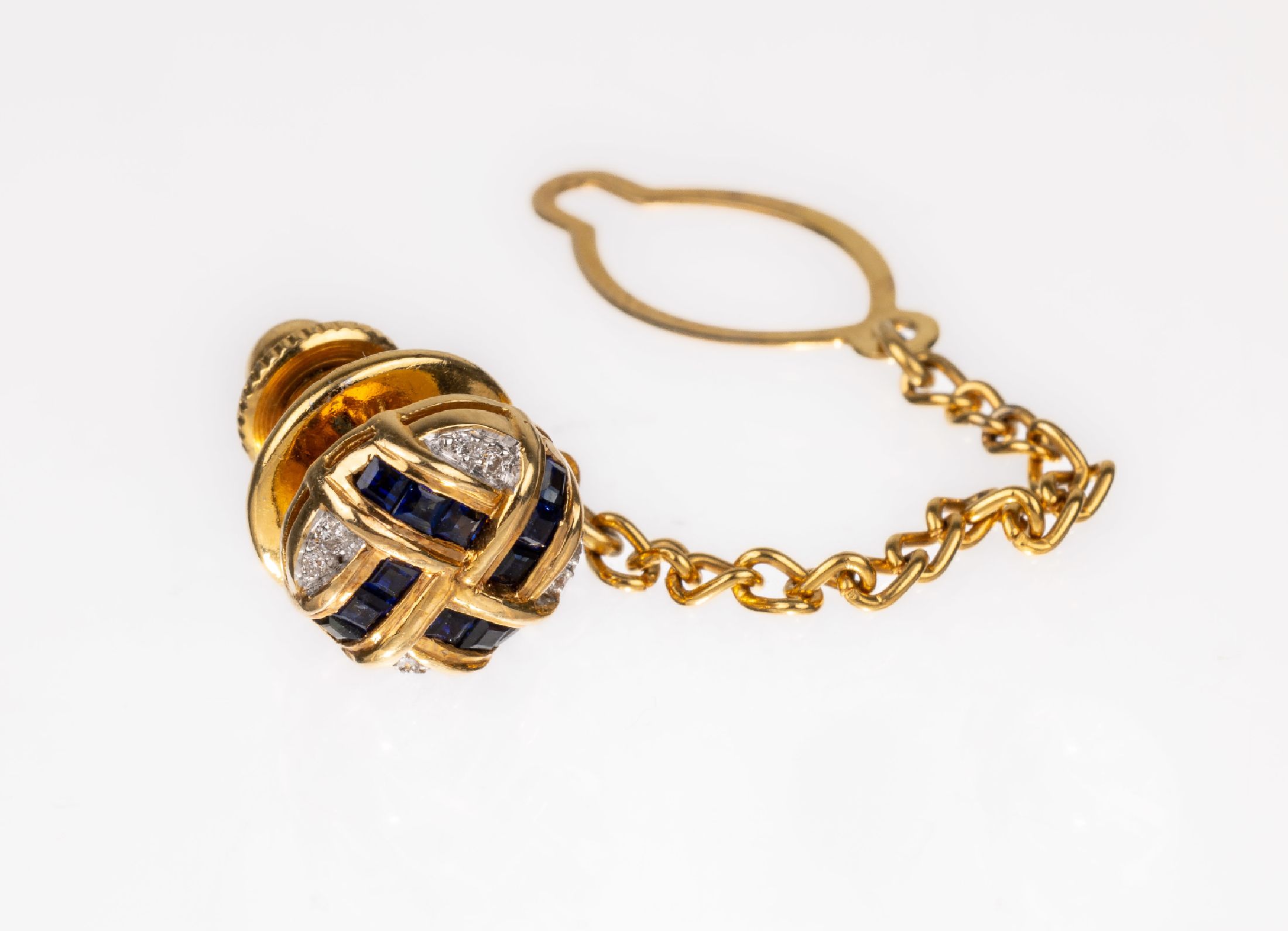 18 kt Gold Saphir-Brillant-Stickpin, GG 750/000, 12 facett. Saphircarrees zus. ca. 0.24 ct, 8 Brillanten zus. ca. 0.04 ct Weiß/p,ca. 4.1 g, ...