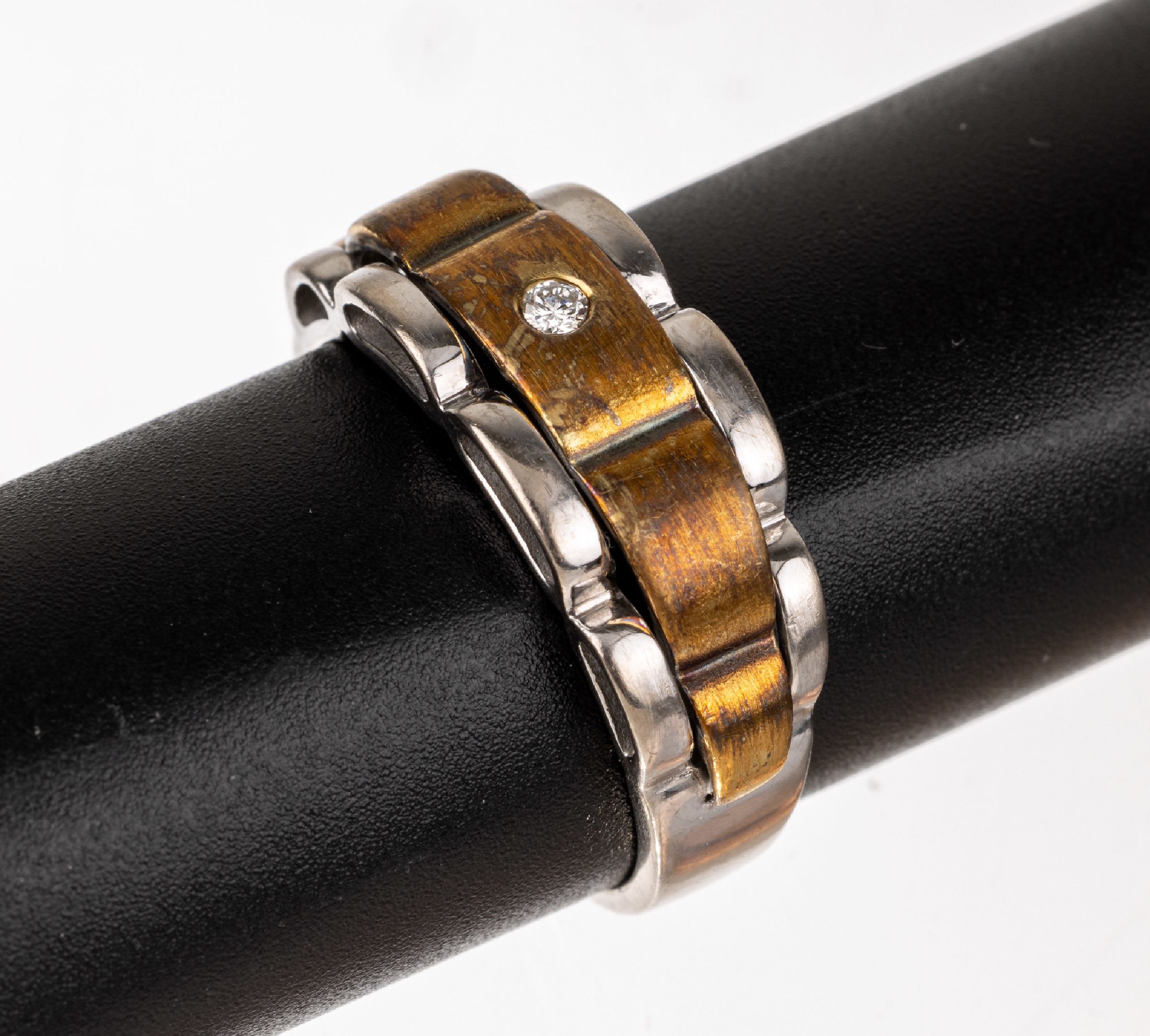 14 kt Gold Brillant-Ring, GG/WG 585/000, Brillant ca. 0.05 ct Weiß/si, RW 66, ca. 8.5 g