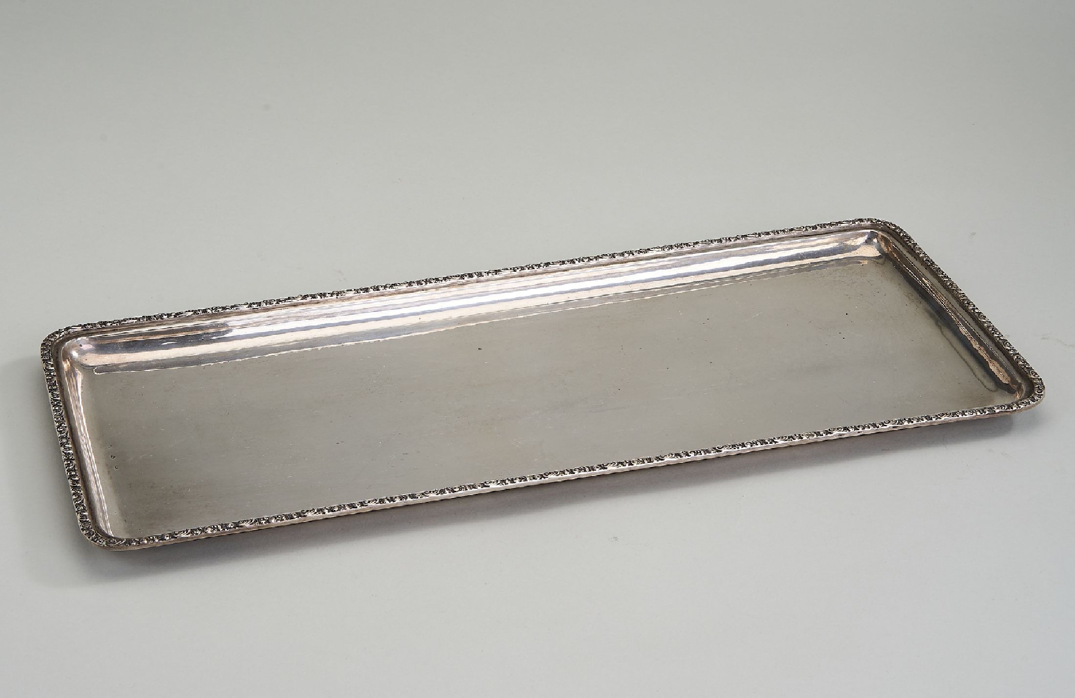 Detail c: Mokka-Service, 800er Silber, schlichtes zeitloses Design, Zierrand mit Rocaillen, best. aus: Tablett, ca. 18.5 x 45 cm, Sahnegießer, Zuckergefäß ...