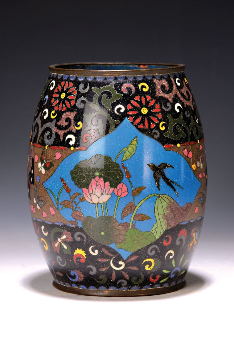 Vase/Gefäß, Japan um 1900, Cloisonne, beidseitig mit Lotusblüten und Schmetterlingen dekoriert, H. ca. 19 cm