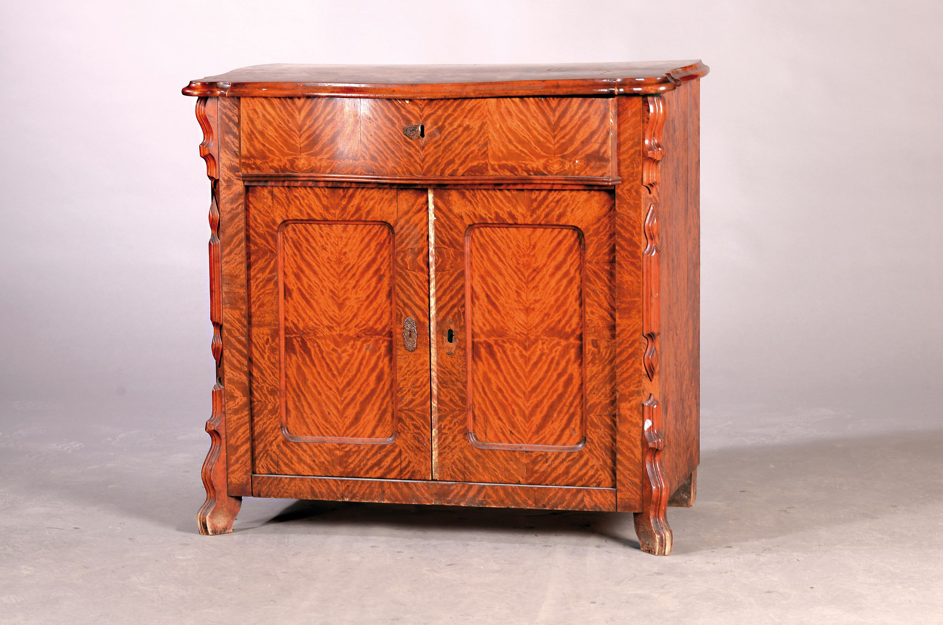 Halbschrank, England, um 1900, Mahagonifurnier, obere Schublade, 2-türig, keine Schlüssel, ca. 79 x 85 x 45 cm, EZ 3
