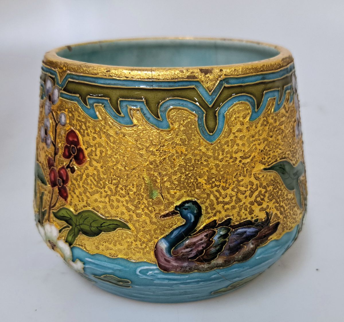 Detail a: Runde Vase, Paul Milet, Sevres, um 1903, Fayence mit Blattgoldgrund, florale Emailmalerei, innen hell türkis, glasiert, undeutlich bez. wohl: ...