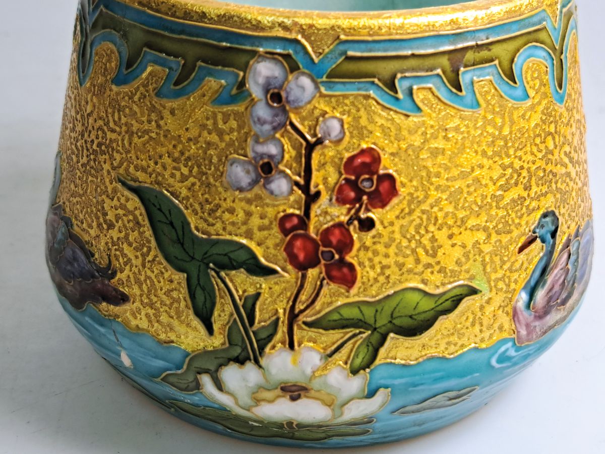 Detail b: Runde Vase, Paul Milet, Sevres, um 1903, Fayence mit Blattgoldgrund, florale Emailmalerei, innen hell türkis, glasiert, undeutlich bez. wohl: ...