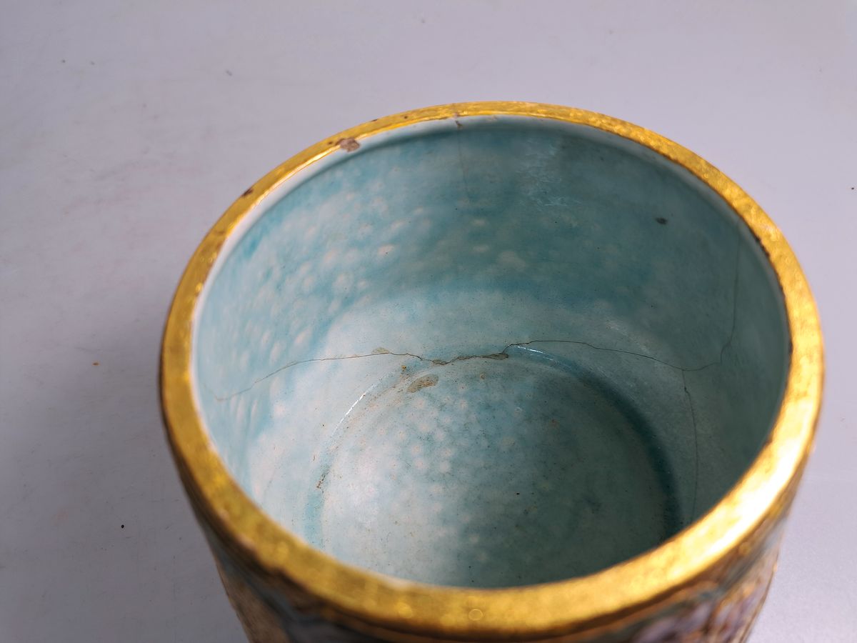 Detail c: Runde Vase, Paul Milet, Sevres, um 1903, Fayence mit Blattgoldgrund, florale Emailmalerei, innen hell türkis, glasiert, undeutlich bez. wohl: ...