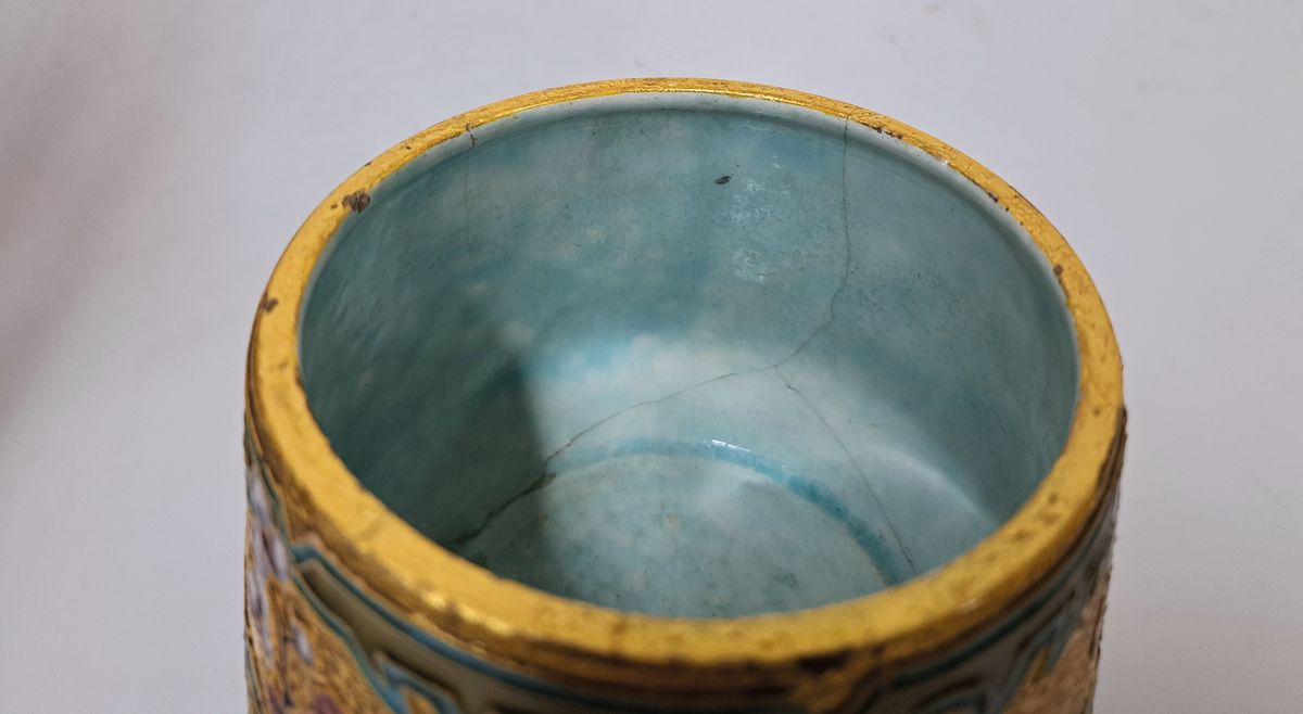 Detail d: Runde Vase, Paul Milet, Sevres, um 1903, Fayence mit Blattgoldgrund, florale Emailmalerei, innen hell türkis, glasiert, undeutlich bez. wohl: ...