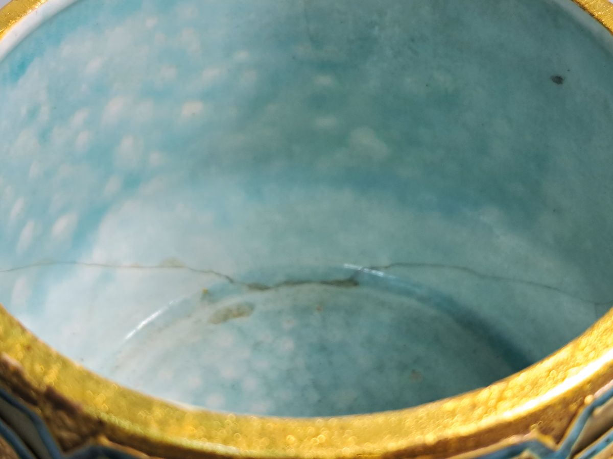 Detail e: Runde Vase, Paul Milet, Sevres, um 1903, Fayence mit Blattgoldgrund, florale Emailmalerei, innen hell türkis, glasiert, undeutlich bez. wohl: ...