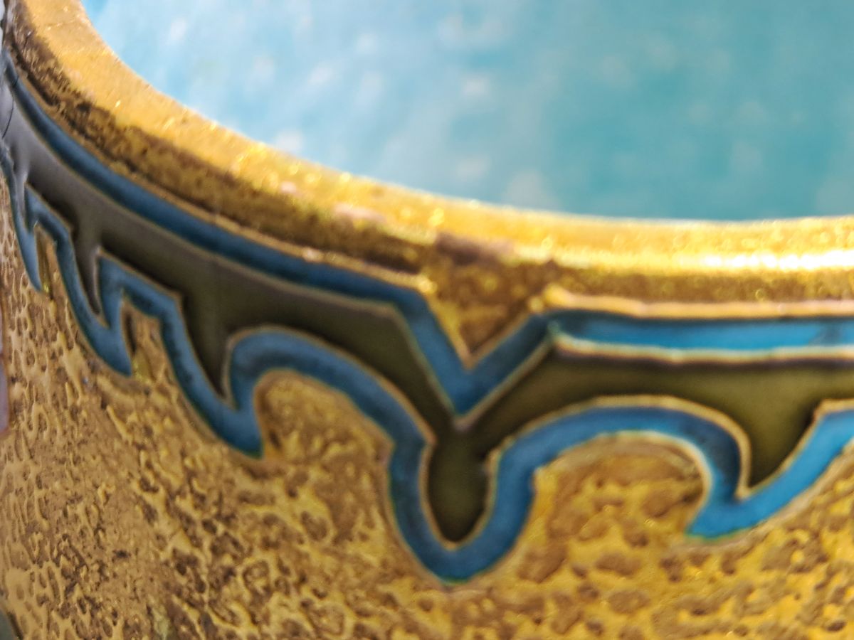 Detail h: Runde Vase, Paul Milet, Sevres, um 1903, Fayence mit Blattgoldgrund, florale Emailmalerei, innen hell türkis, glasiert, undeutlich bez. wohl: ...