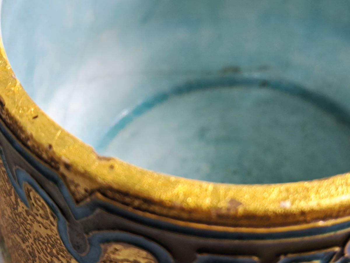 Detail i: Runde Vase, Paul Milet, Sevres, um 1903, Fayence mit Blattgoldgrund, florale Emailmalerei, innen hell türkis, glasiert, undeutlich bez. wohl: ...