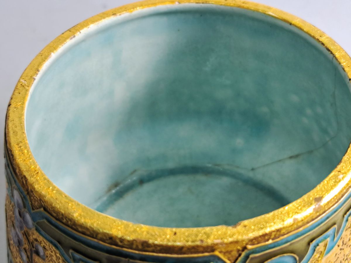 Detail j: Runde Vase, Paul Milet, Sevres, um 1903, Fayence mit Blattgoldgrund, florale Emailmalerei, innen hell türkis, glasiert, undeutlich bez. wohl: ...