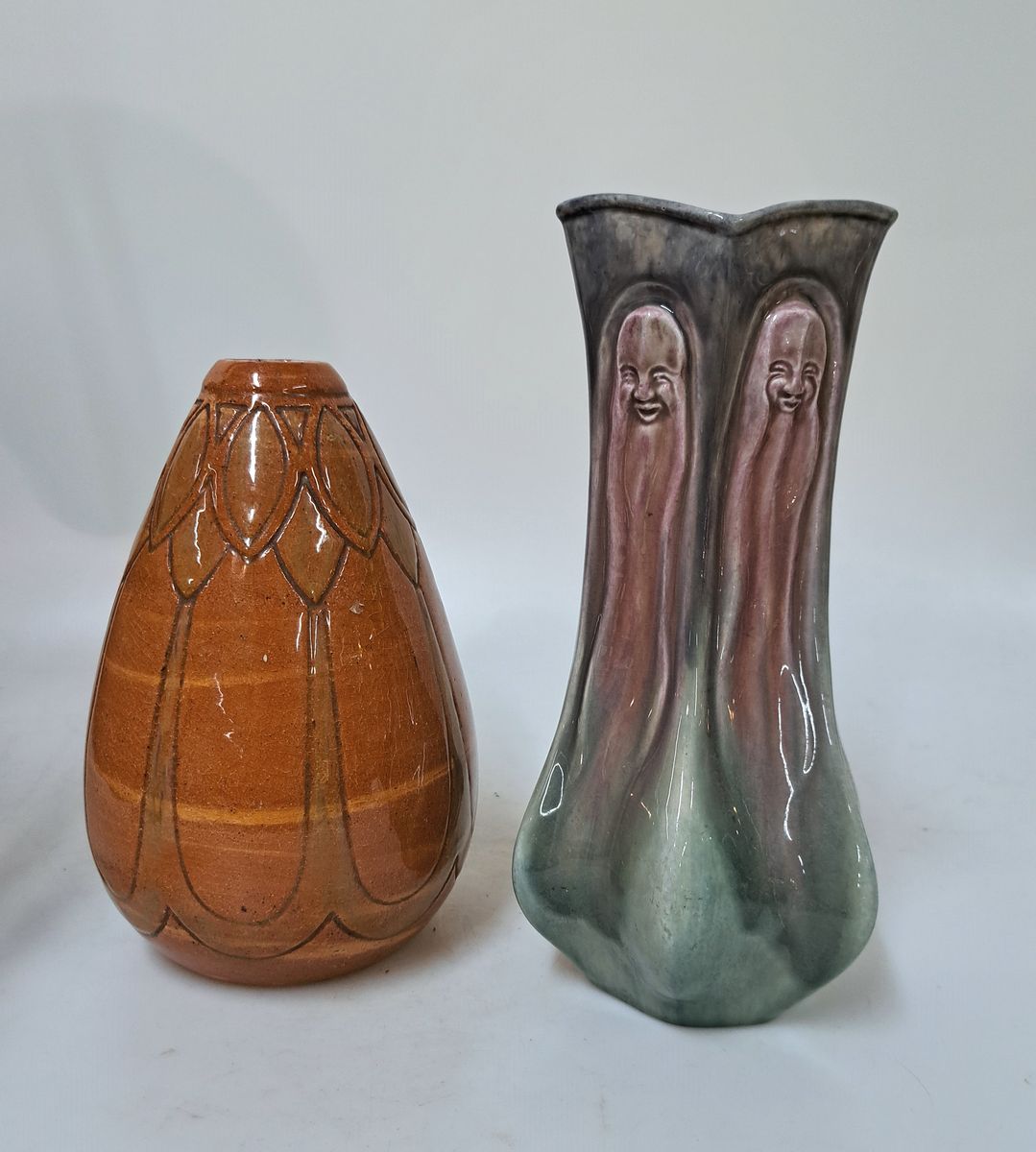 Zwei Jugendstil-/Art-Deco-Vasen, Frankreich, um 1900-20, Keramik, 1x mit stilisierten Laotseköpfen und grünlich-rosa Laufglasuren, H.ca. 22 cm, ...