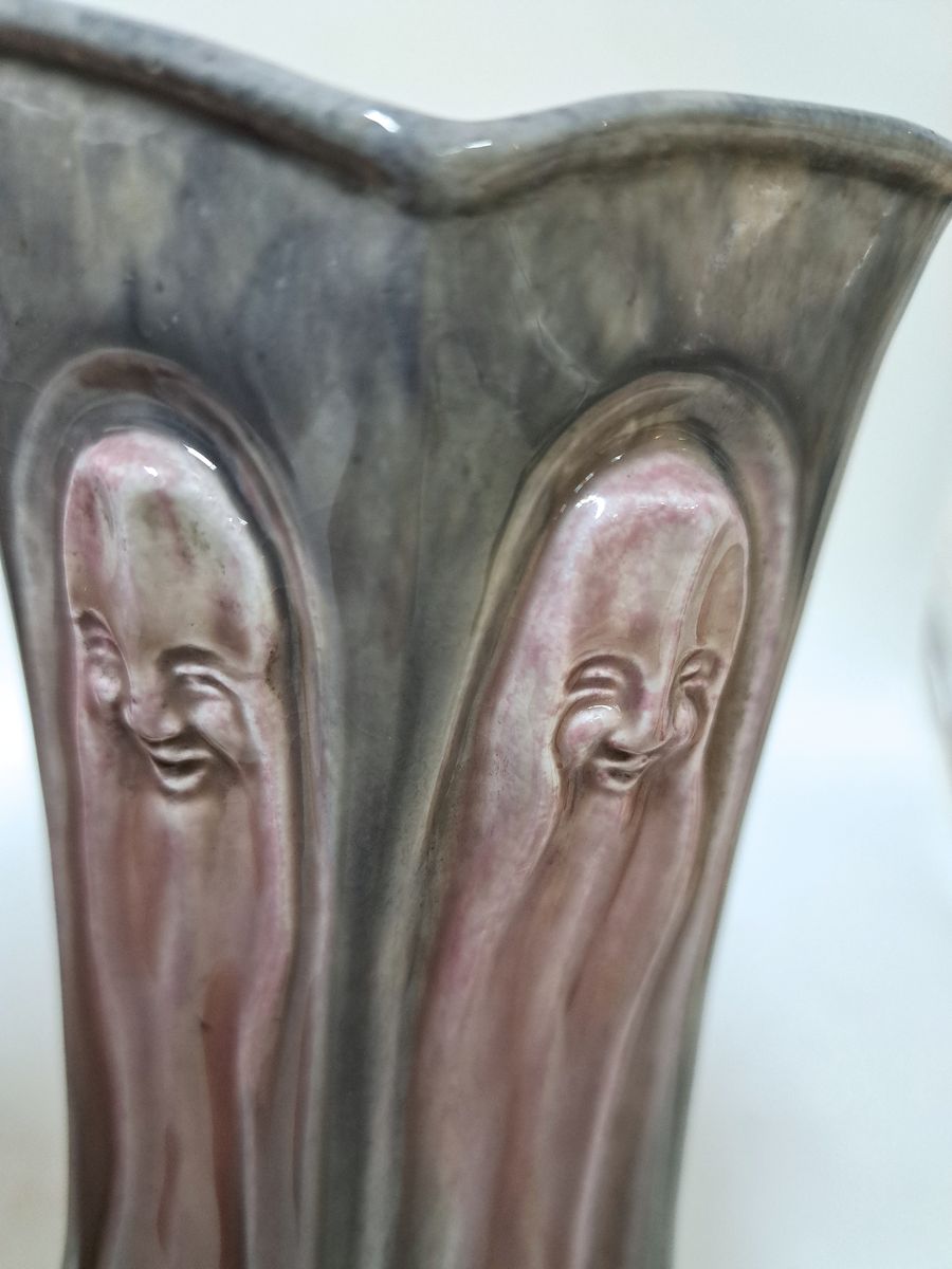 Detail a: Zwei Jugendstil-/Art-Deco-Vasen, Frankreich, um 1900-20, Keramik, 1x mit stilisierten Laotseköpfen und grünlich-rosa Laufglasuren, H.ca. 22 cm, ...
