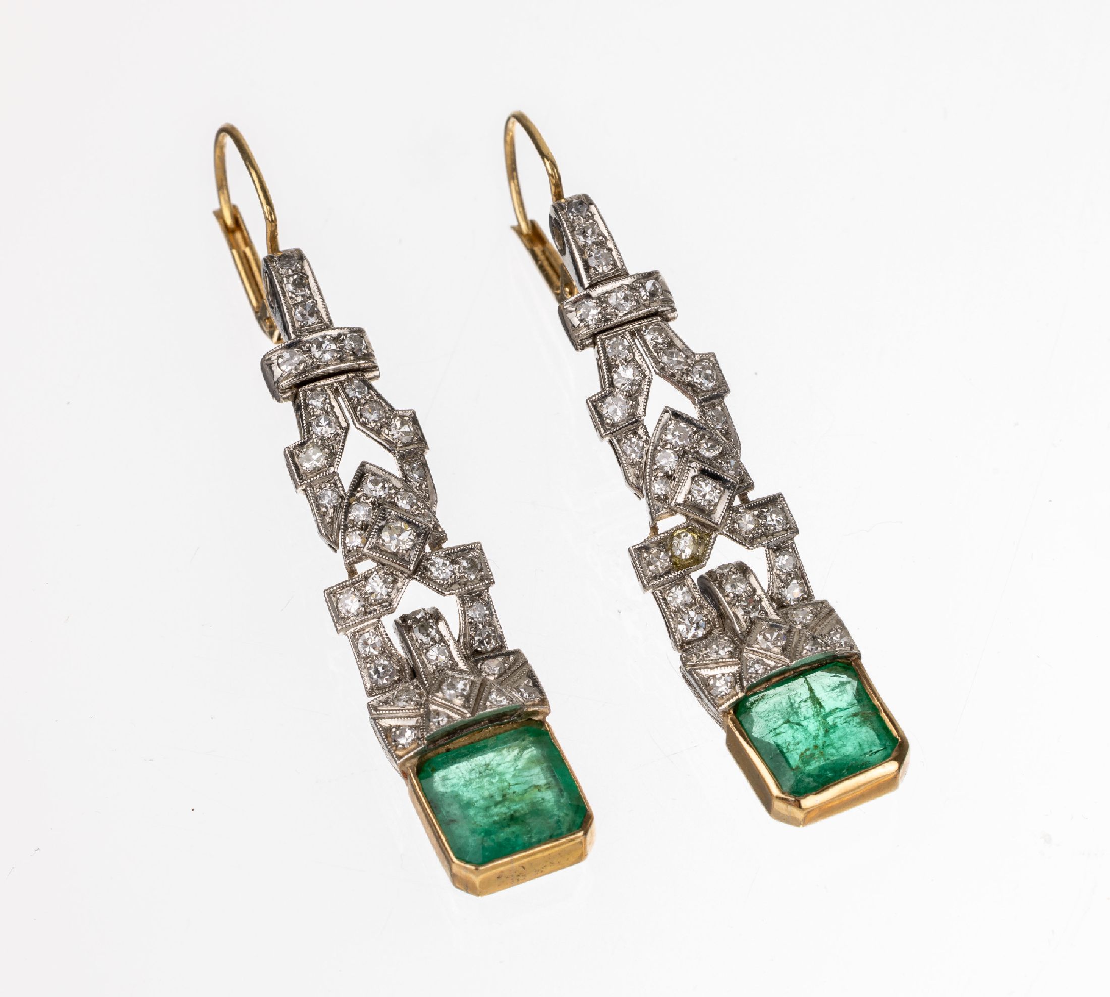 Paar Smaragd-Diamant-Ohrgehänge, Platin undGG 750/000, Mittelteil Art-Deco um 1930, Platin, Altschliffdiamanten zus. ca. 0.68 ct Weiß/p 1, 2 ...