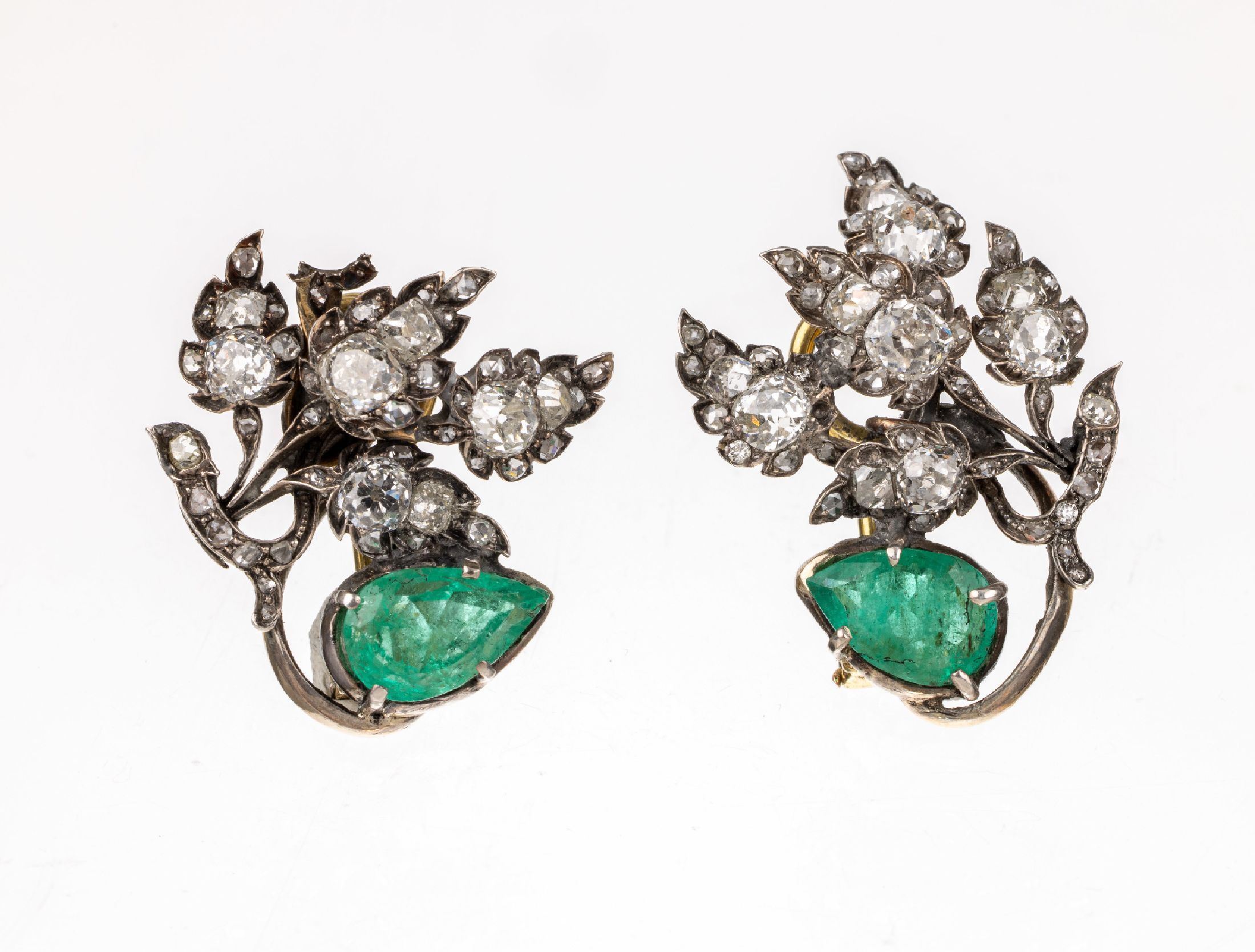 Paar Smaragd-Diamant-Ohrclips, um 1890, Silber und GG 750/000 gepr., 2 facett. Smaragdtropfen zus. ca. 3.60 ct, floral gefasste Altschliffdiamanten ...
