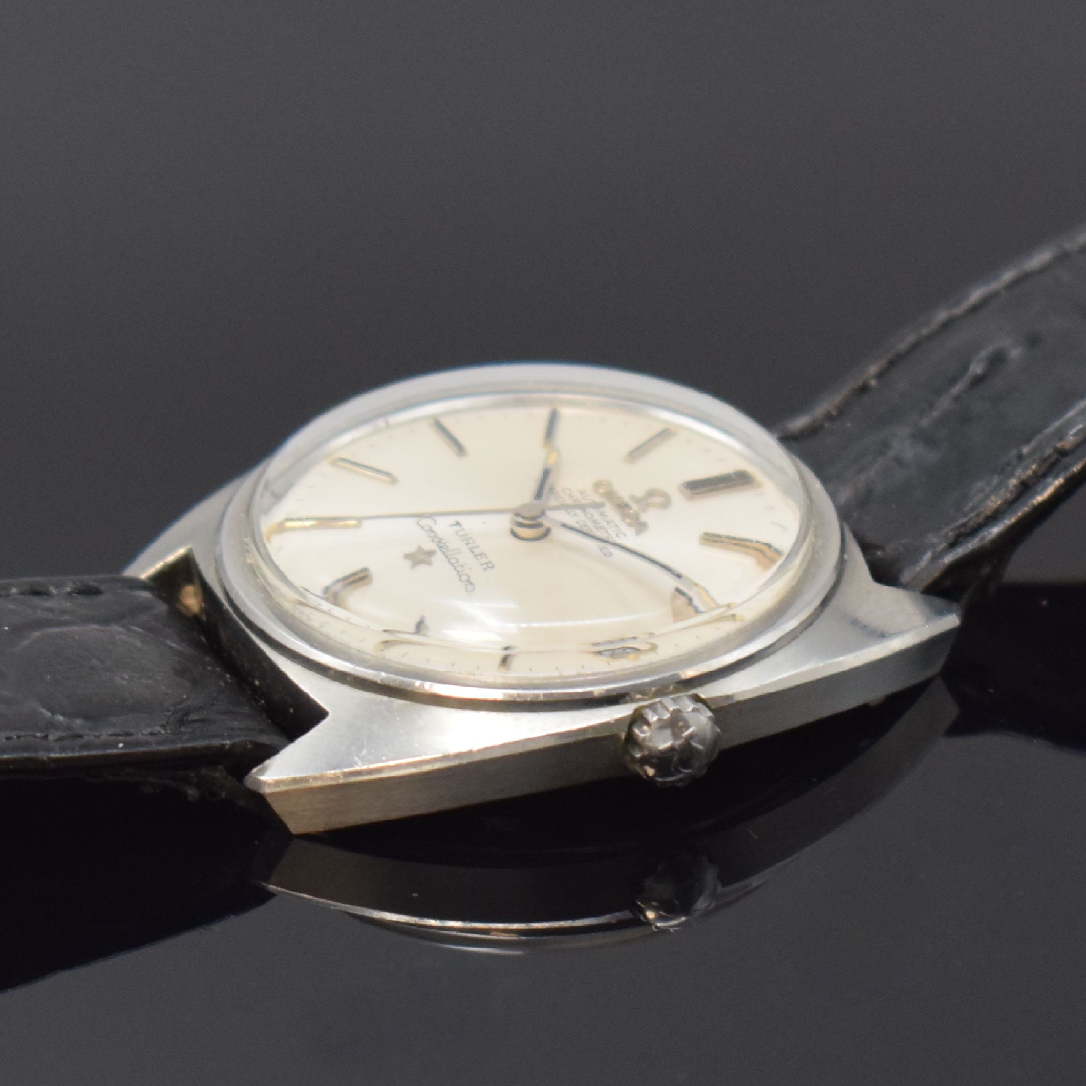 Detail b: OMEGA Constellation Chronometer Armbanduhr in Stahl Referenz 168.017, Schweiz um 1969, Automatik, Boden m. Darst. Sternwarte verschr., silb. ...