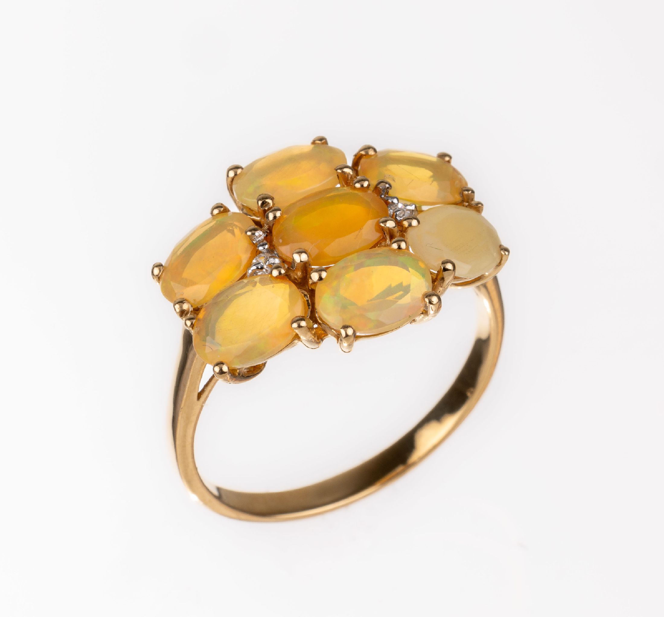 14 kt Gold Opal-Saphir-Ring, GG 585/000, 7 ovalfacett. Opale zus. ca. 1.40 ct, 2 kl. rundfacett. weiße Saphire, RW 63, ca. 4 g