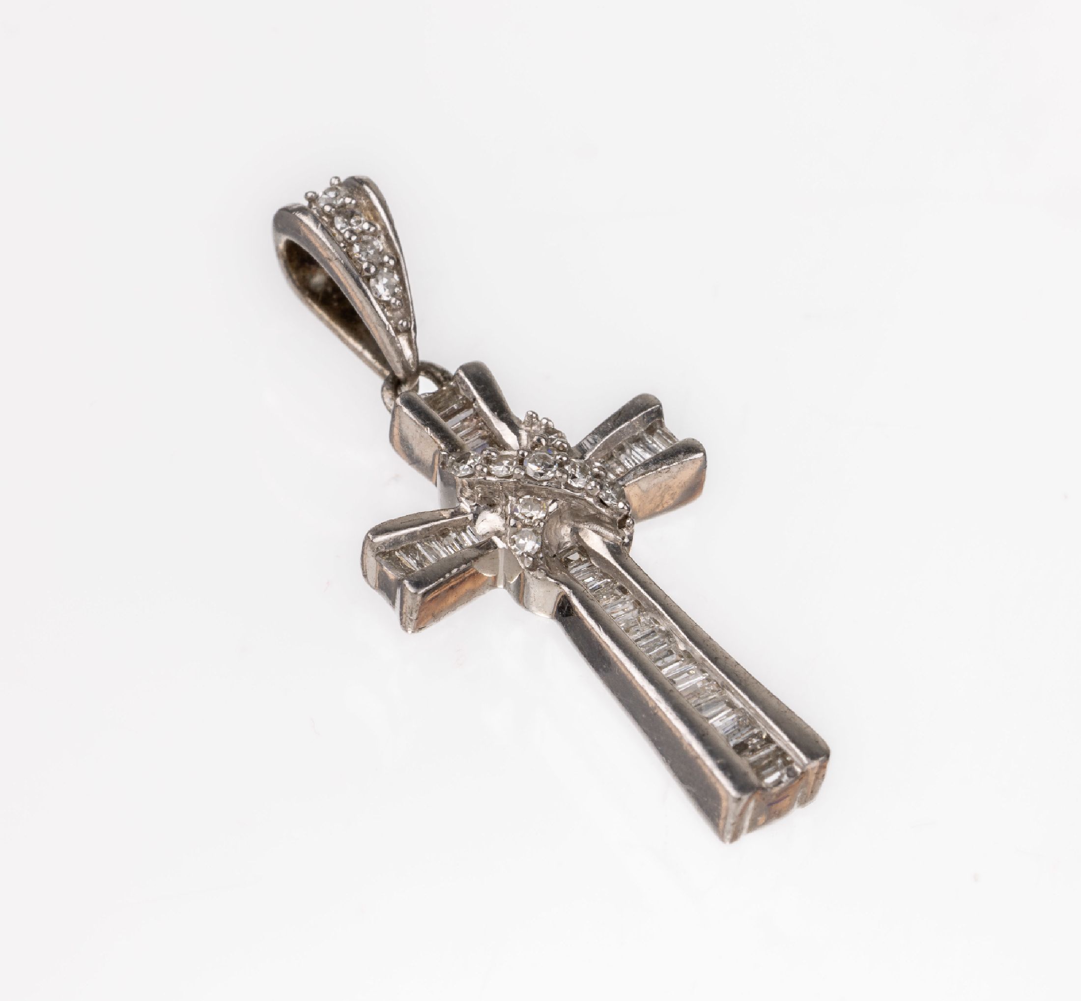 8 kt Gold Diamant-Kreuzanhänger, WG 333/000gepr., 13 8/8-Diamanten und 28 Diamantbaguettes zus. ca. 0.22 ct Weiß- l.get.Weiß/p1, ca. 2.7 x 1.1 ...