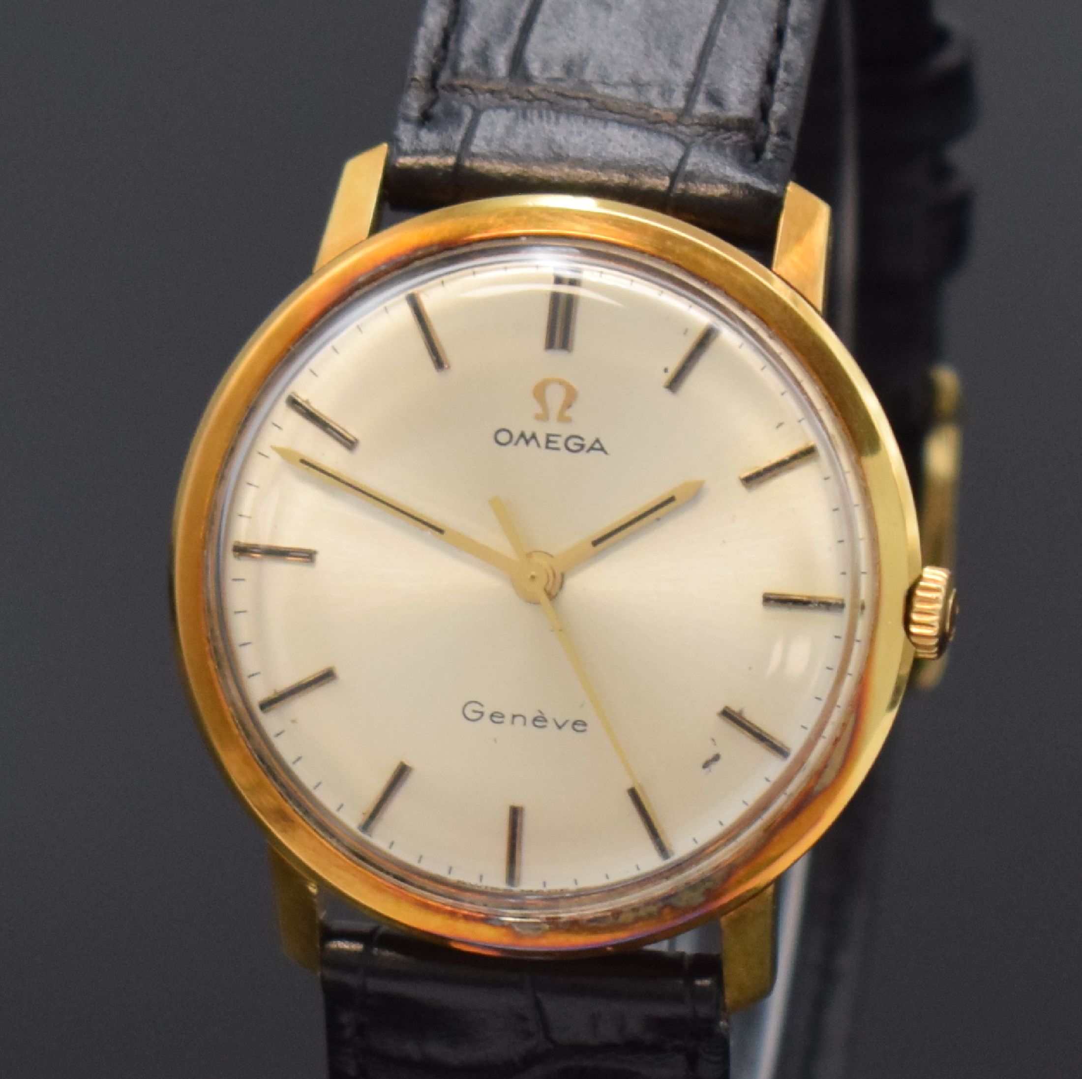 Detail a: OMEGA Geneve Herrenarmbanduhr in GG 585/000 Referenz 131.021, Schweiz um 1969, Handaufzug, 3-teil. Geh., Boden und Glasrand aufgedr., vers. Zifferbl. ...