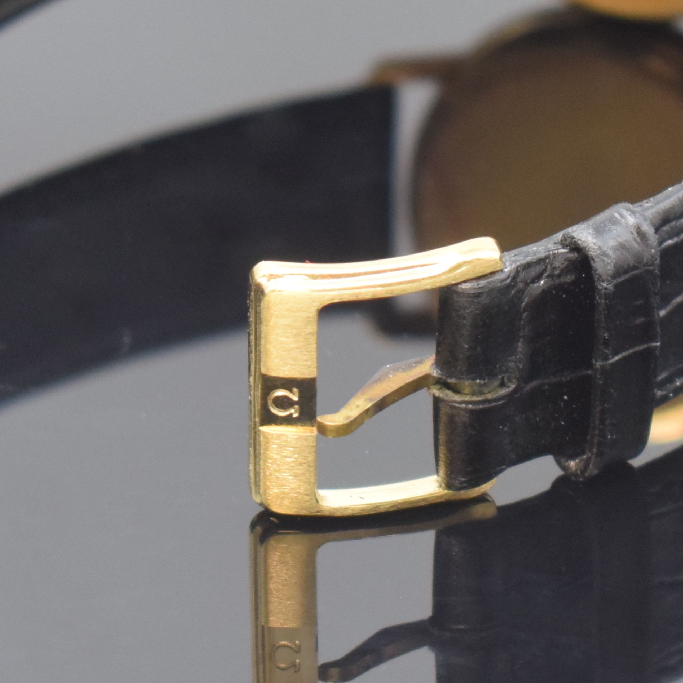 Detail b: OMEGA Geneve Herrenarmbanduhr in GG 585/000 Referenz 131.021, Schweiz um 1969, Handaufzug, 3-teil. Geh., Boden und Glasrand aufgedr., vers. Zifferbl. ...