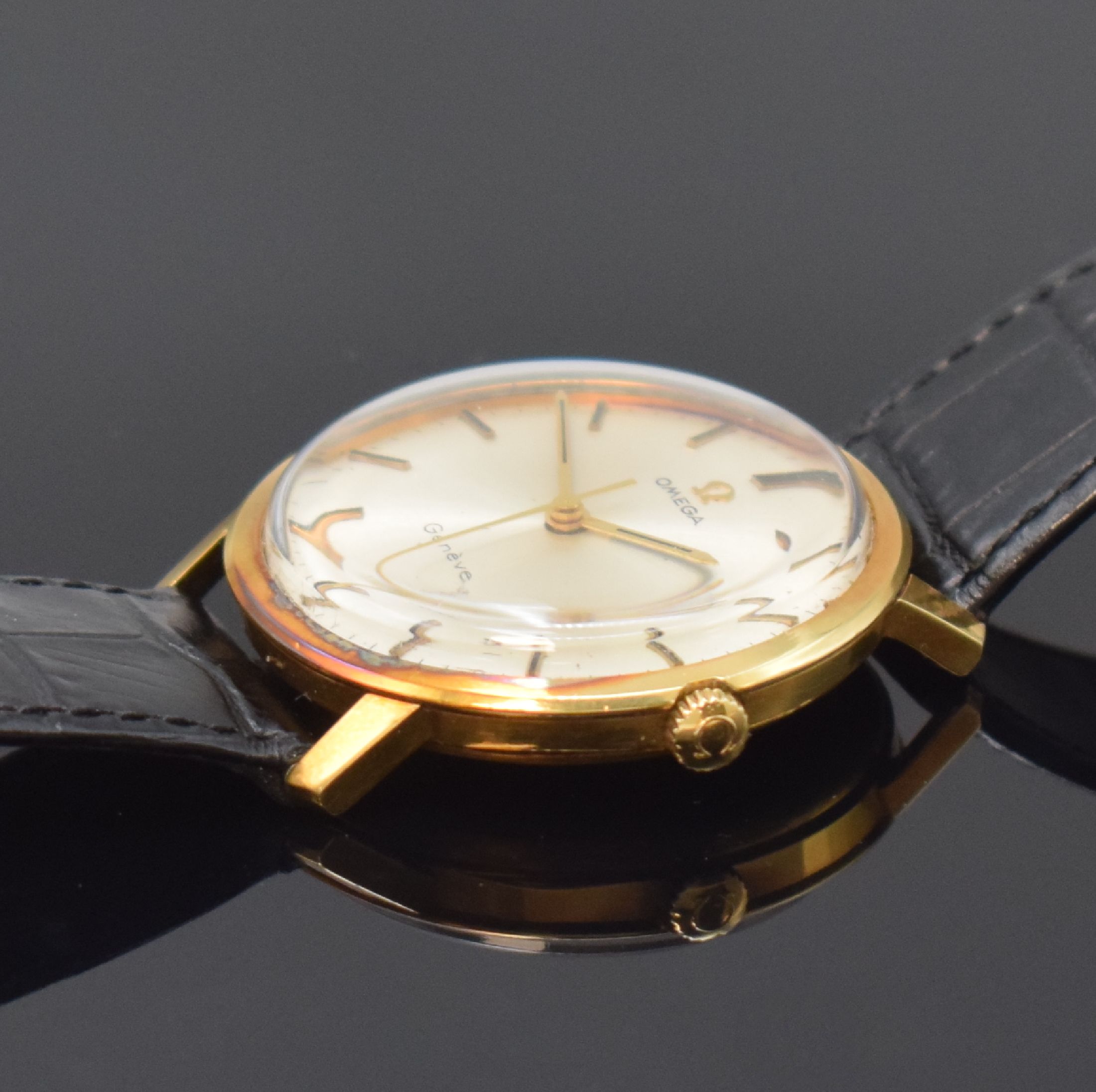 Detail c: OMEGA Geneve Herrenarmbanduhr in GG 585/000 Referenz 131.021, Schweiz um 1969, Handaufzug, 3-teil. Geh., Boden und Glasrand aufgedr., vers. Zifferbl. ...