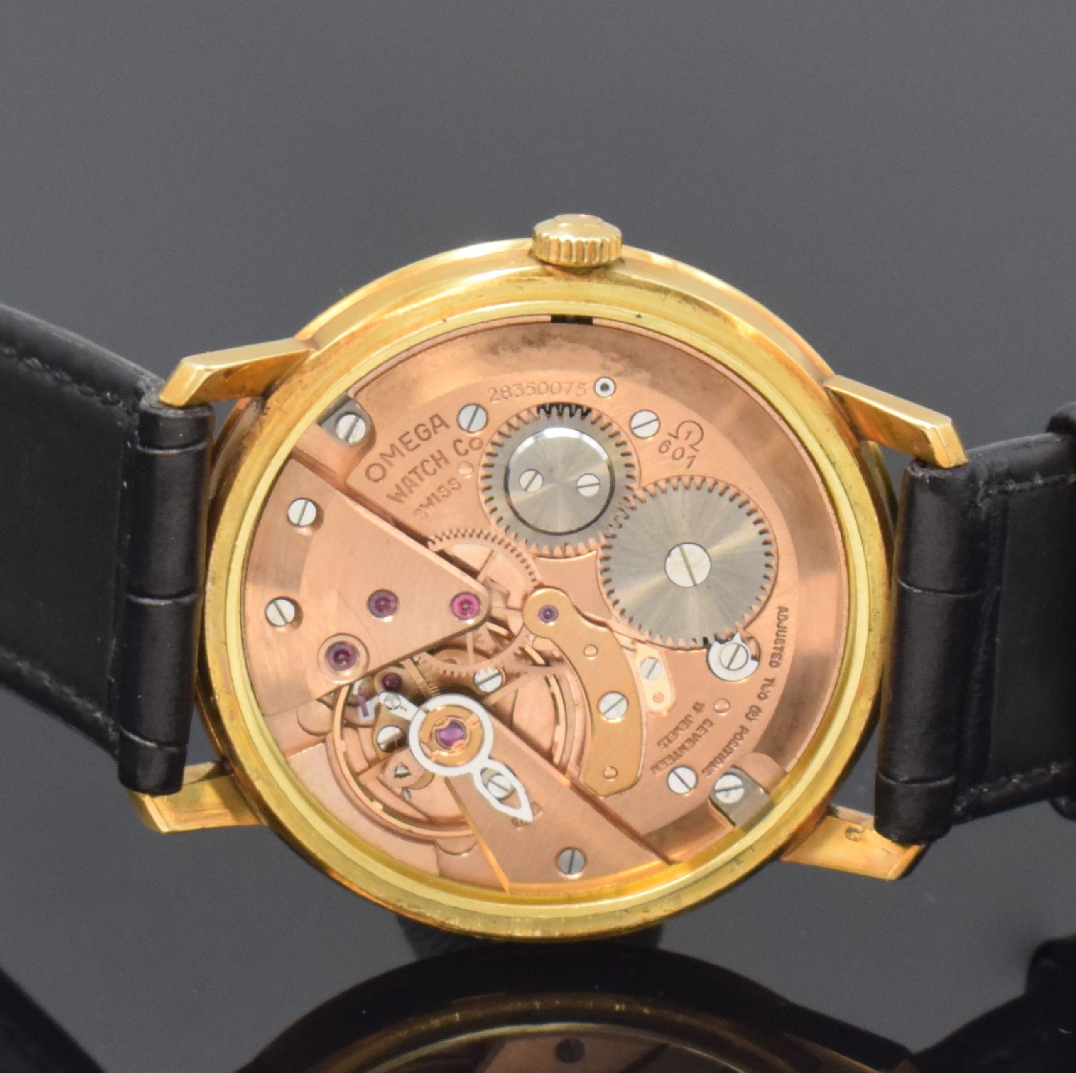 Detail e: OMEGA Geneve Herrenarmbanduhr in GG 585/000 Referenz 131.021, Schweiz um 1969, Handaufzug, 3-teil. Geh., Boden und Glasrand aufgedr., vers. Zifferbl. ...