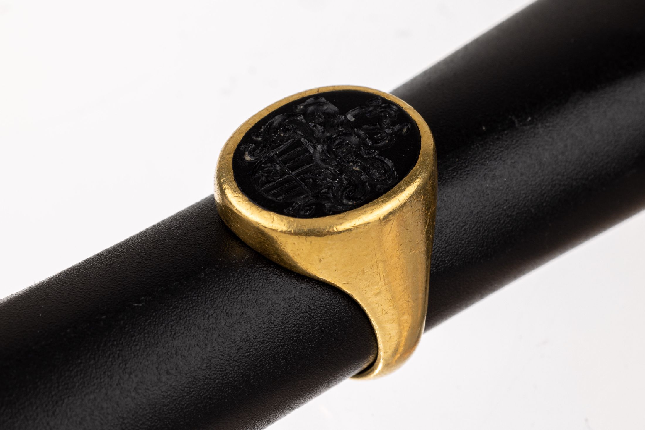 21.6 kt Gold Siegelring, GG 900/000, ovalerRingkopf, Intaglio mit Darstellung eines Familienwappens, RW 56, ca. 10.1 g