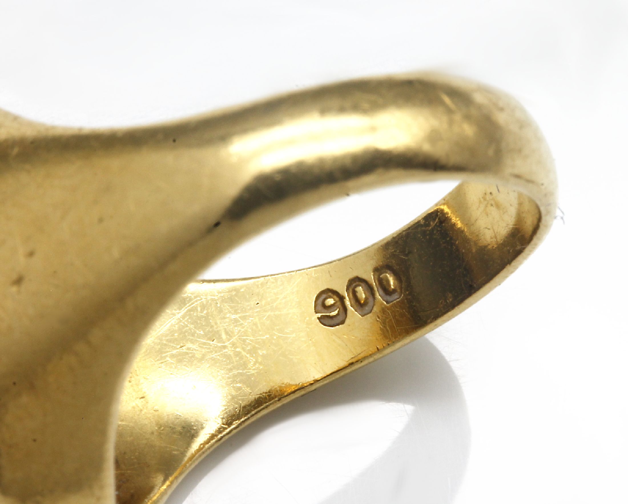 Detail a: 21.6 kt Gold Siegelring, GG 900/000, ovalerRingkopf, Intaglio mit Darstellung eines Familienwappens, RW 56, ca. 10.1 g