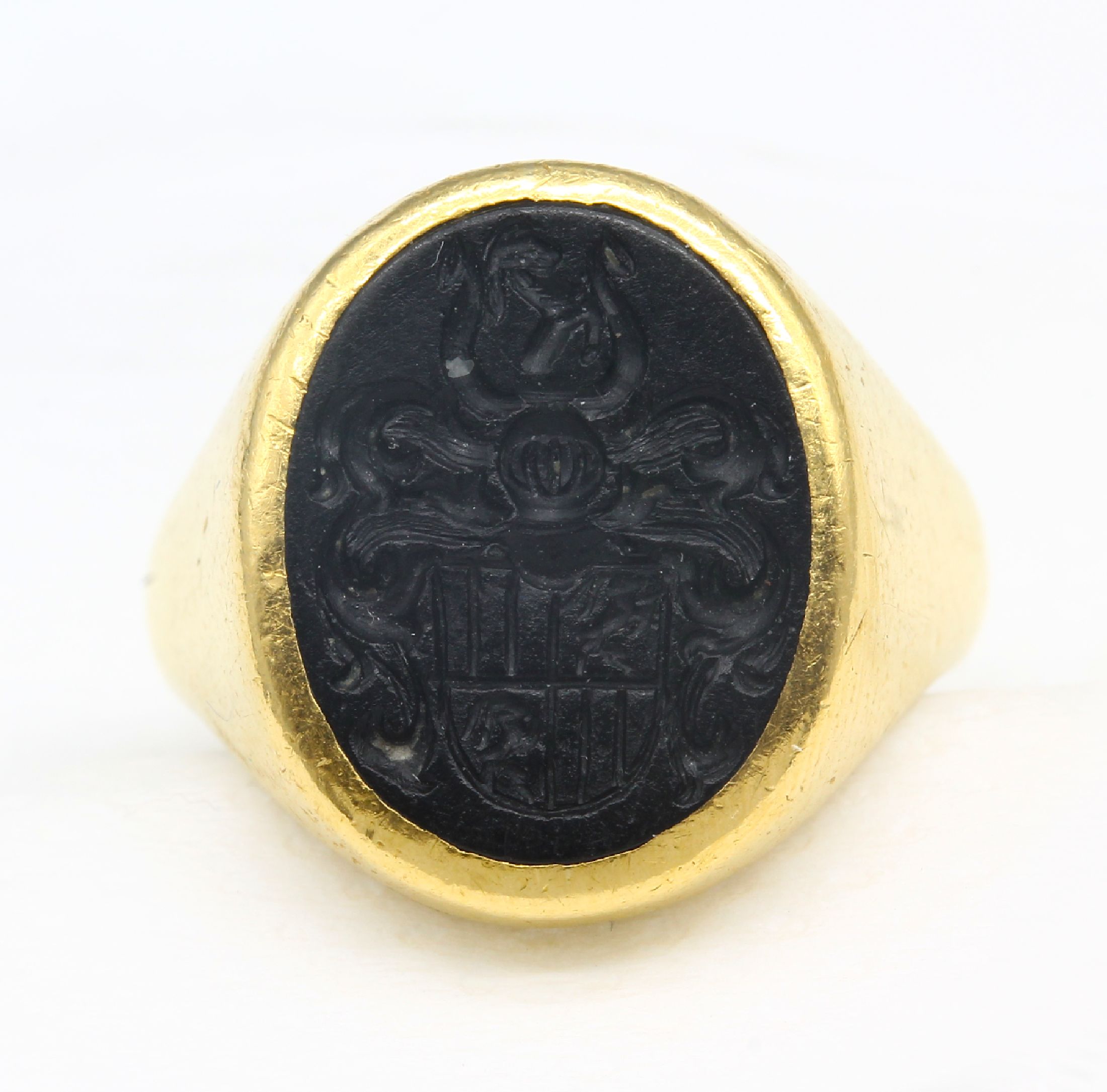 Detail b: 21.6 kt Gold Siegelring, GG 900/000, ovalerRingkopf, Intaglio mit Darstellung eines Familienwappens, RW 56, ca. 10.1 g