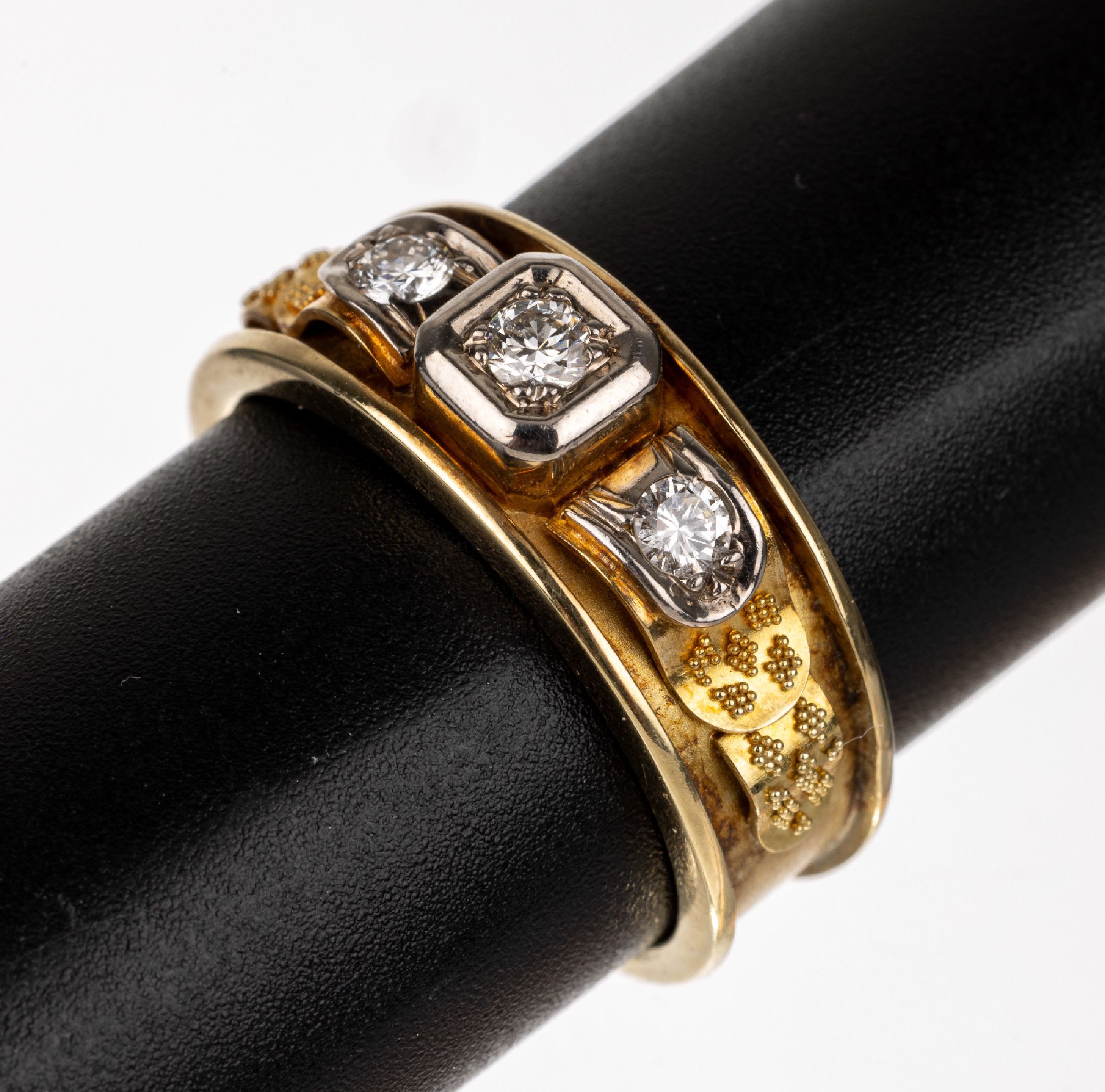 14 kt Gold Brillant-Ring, GG/WG 585/000, Handarbeit, 3 in WG gefasste Brillanten zus. ca. 0.30 ct Weiß/si, Ringkopf part. mit Granulation (1 ...