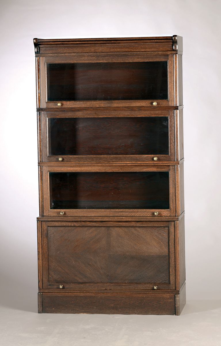 Bücherschrank, um 1910, Eiche dunkel lasiert aus 4 Elementen, Front-Türscheiben nach oben aufklappbar, nach hinten schiebbar, mit Schellack ...