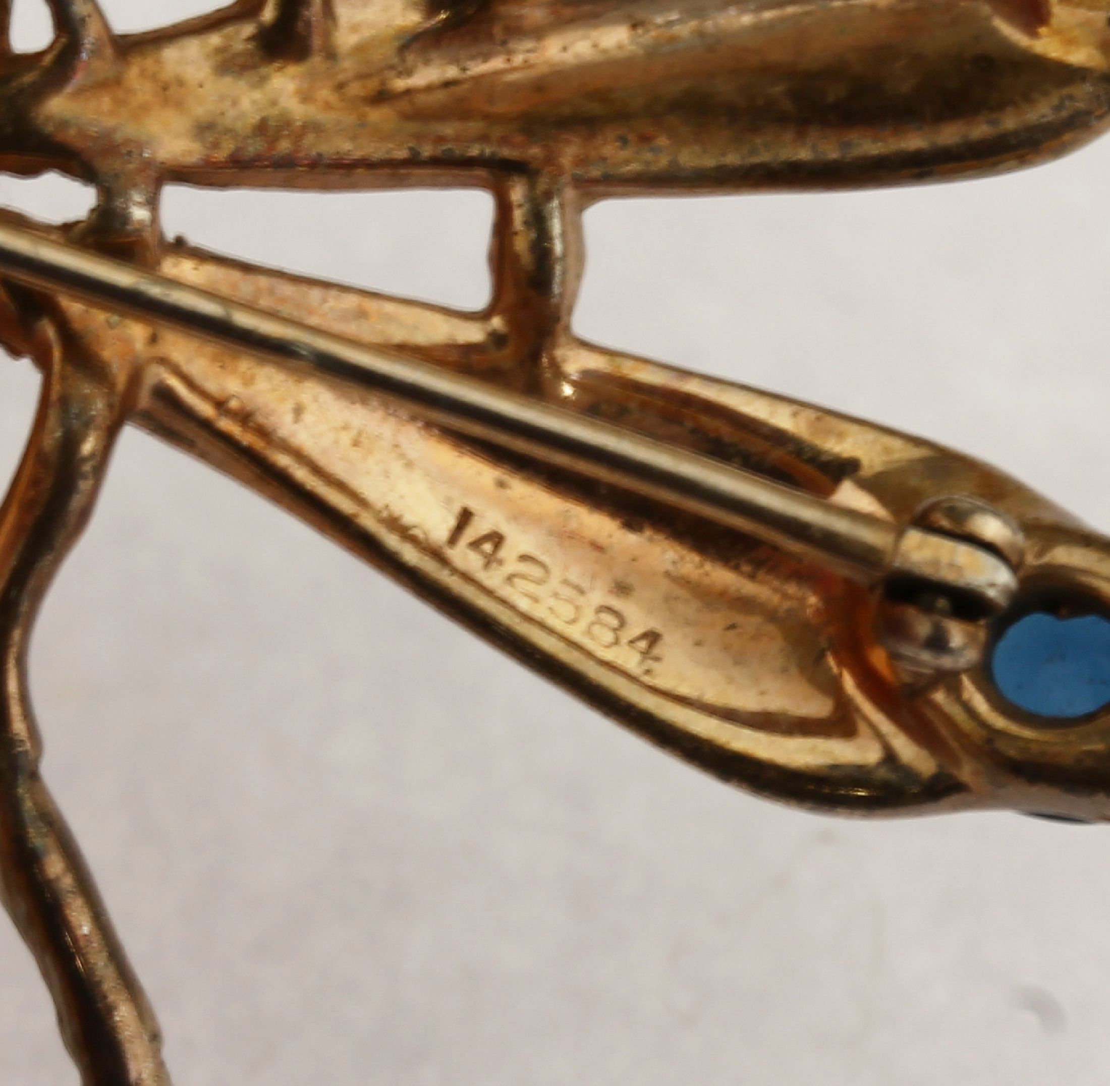 Detail b: TRIFARI Modeschmuckbrosche "Libelle", Metall verg., bes. mit buntem und farblosem Straß,facett. und Cabochons, Tragespuren, L. ca. 5.5cm, ...