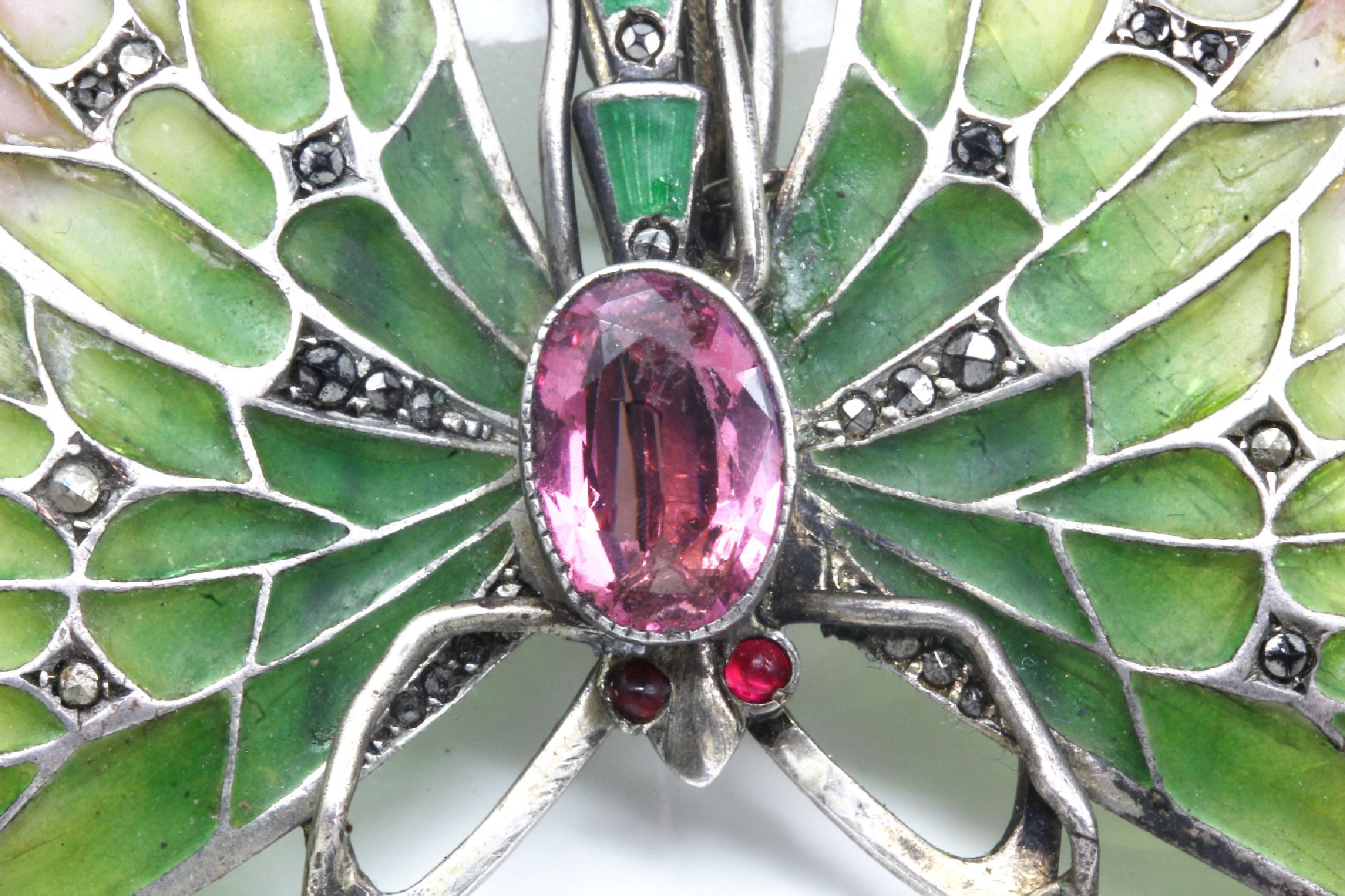 Detail a: Ausgefallene Jugendstil-Gürtelschließe, wohl LEVINGER & BISSINGER, Pforzheim 1902-1904, 2-tlg., in Form eines Schmetterlings, einzelne Silberteile ...