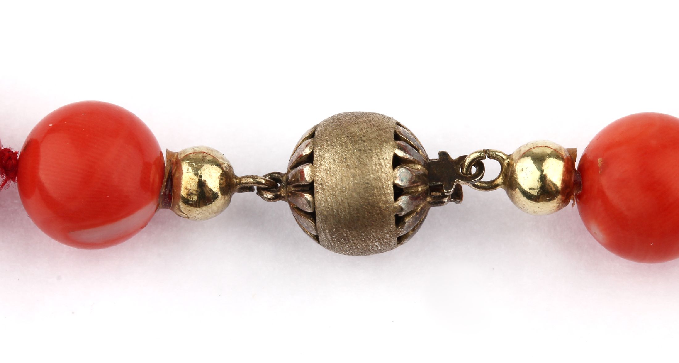Detail d: Korallen-Collier, im Verlauf Korallenkugelnvon schöner Farbe, D. ca. 10-15.6 mm, L. ca. 69 cm, Kugelschließe 925er Silber, Versand nurinnerhalb ...
